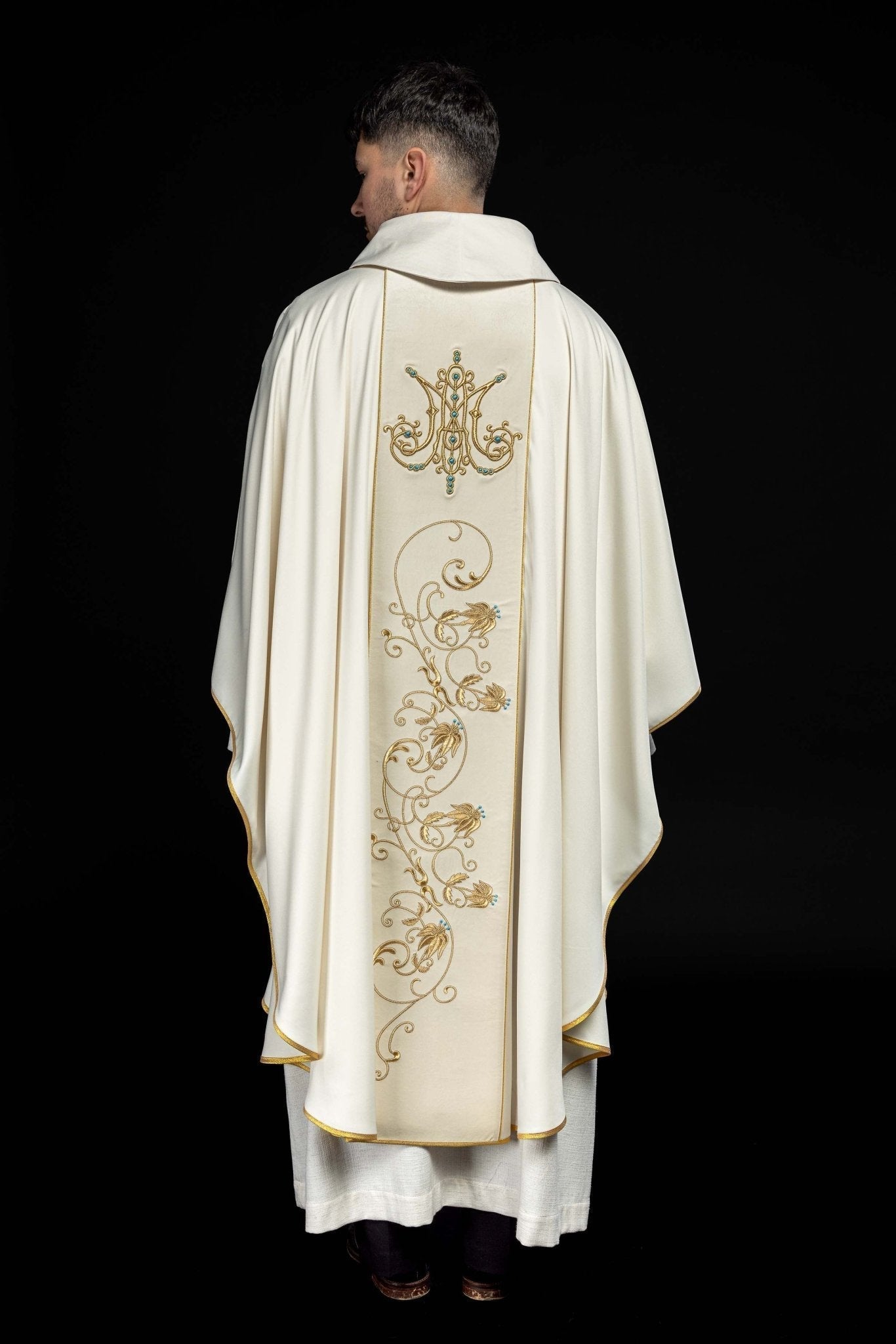 Casulla marfil con galón terciopelo
