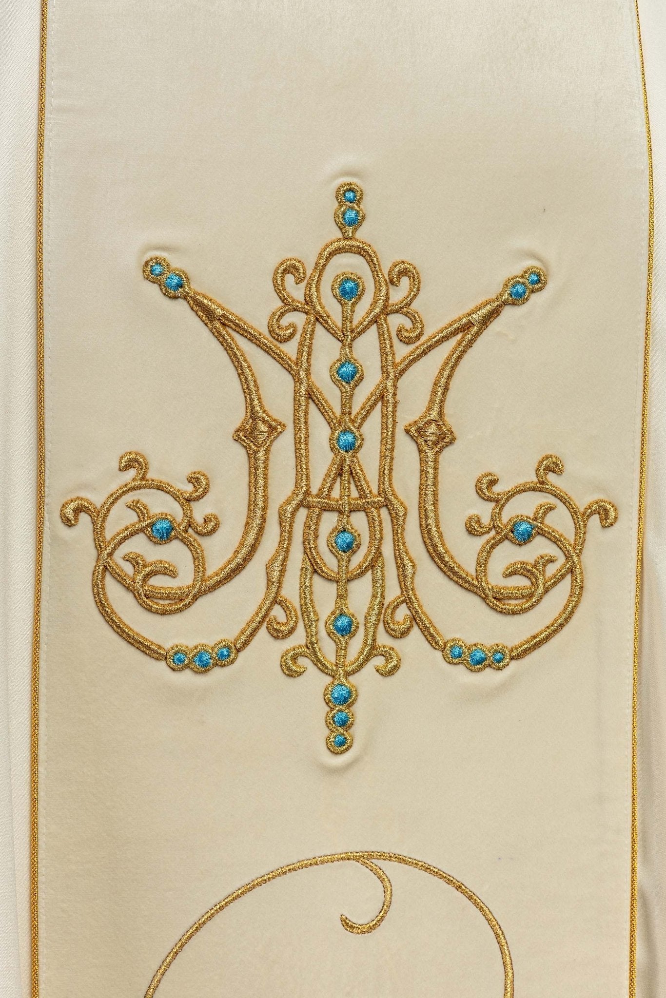 Casulla marfil con galón terciopelo