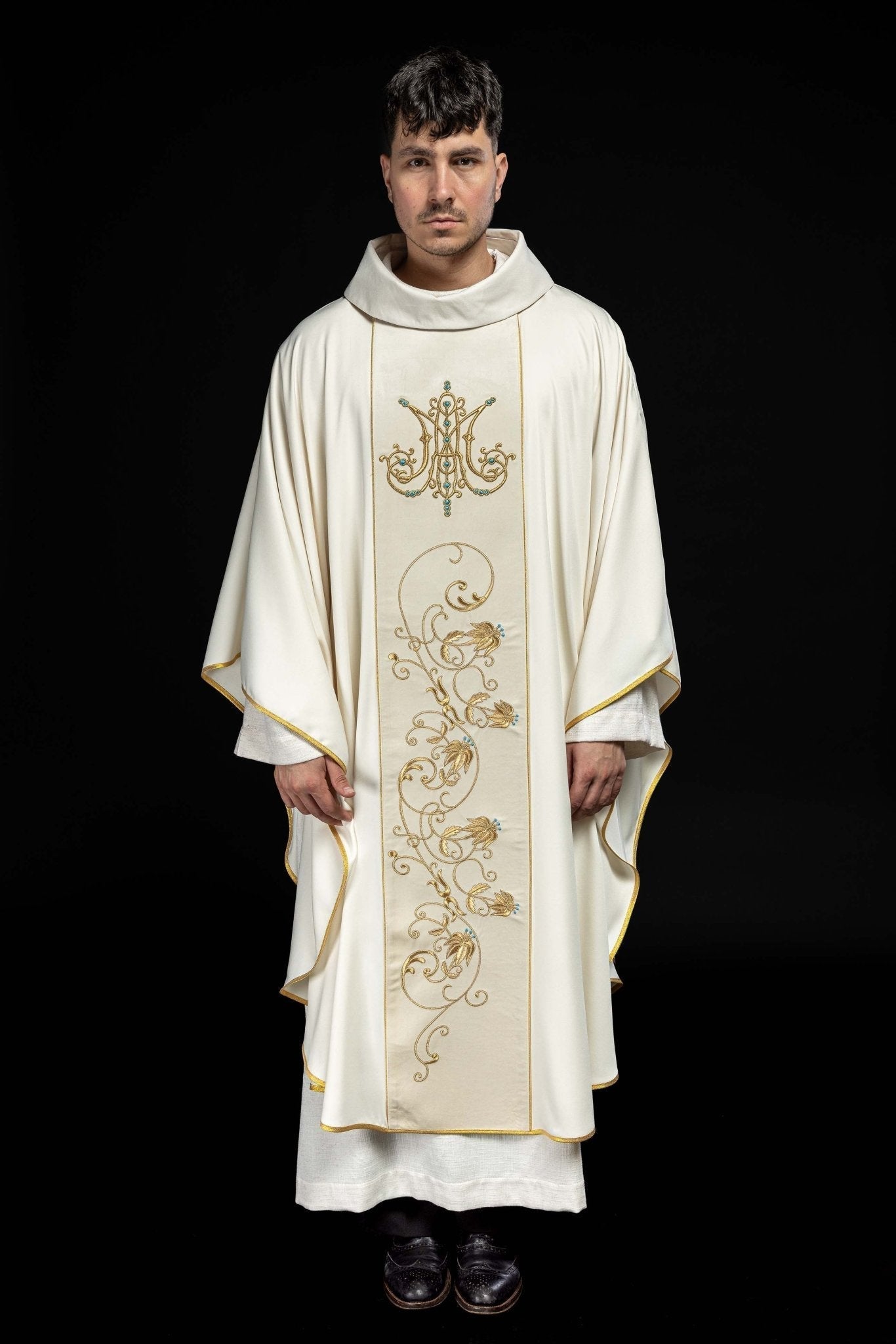 Casulla marfil con galón terciopelo