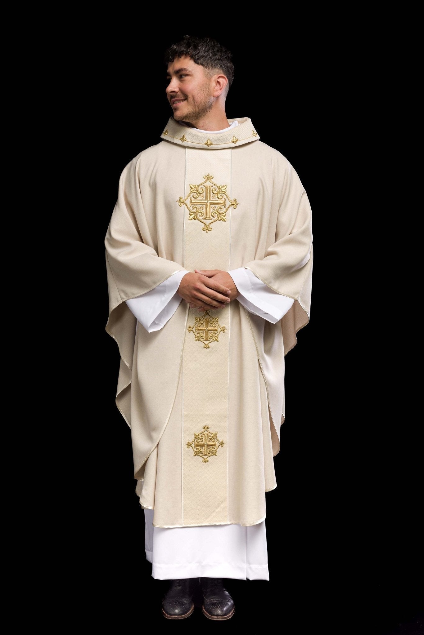 Casulla marfil con galón terciopelo ricamente bordado Cruces