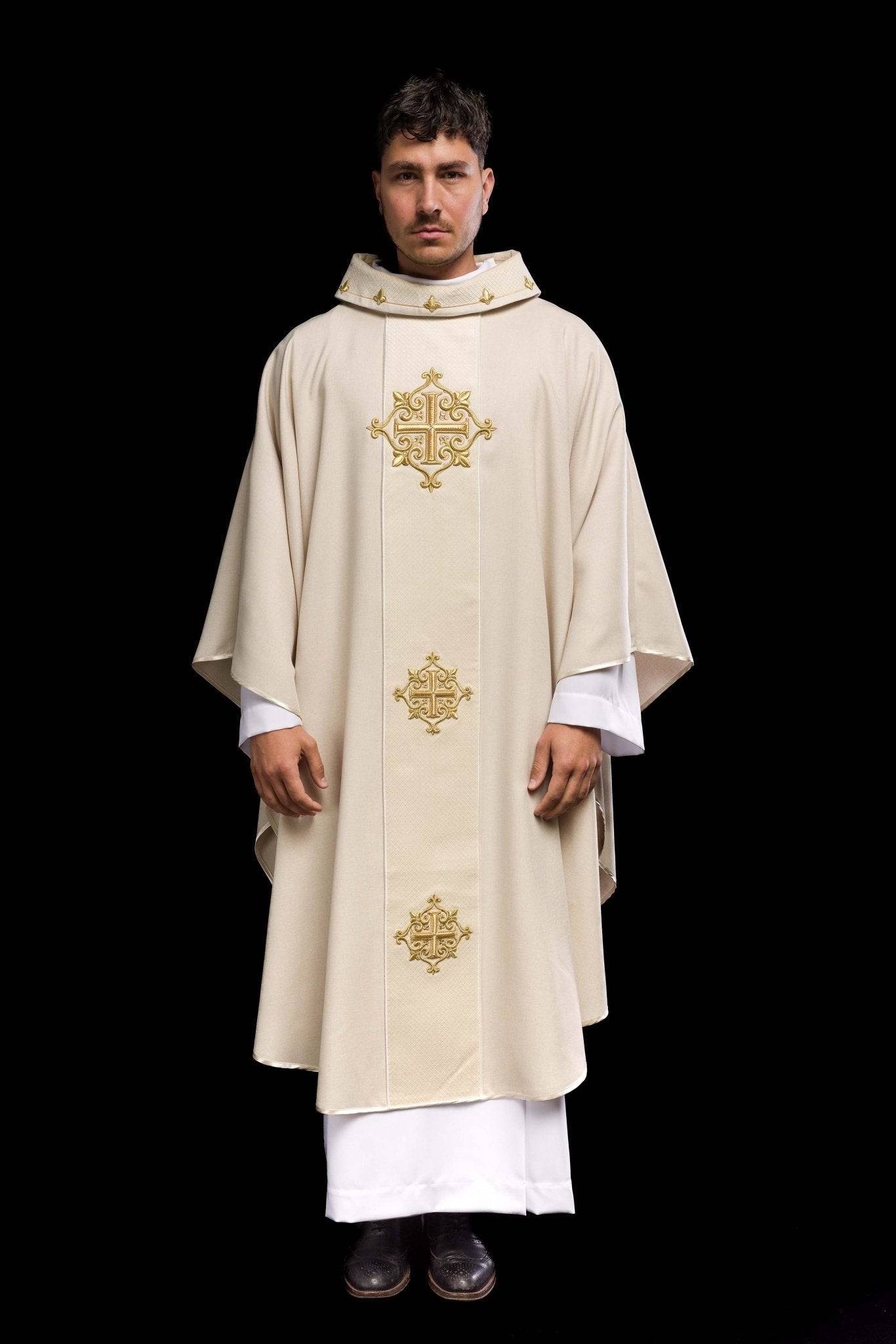 Casulla marfil con galón terciopelo ricamente bordado Cruces
