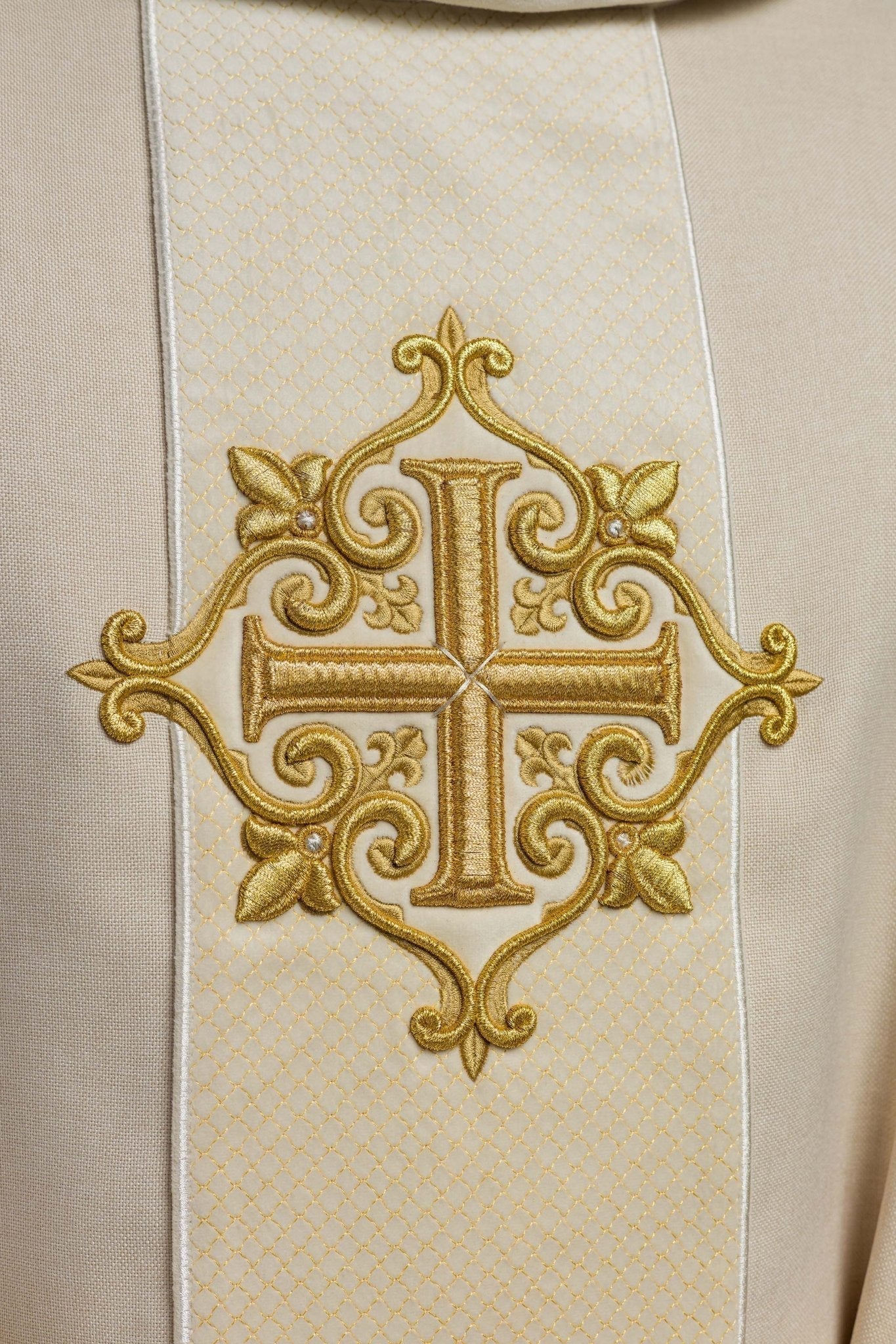 Casulla marfil con galón terciopelo ricamente bordado Cruces