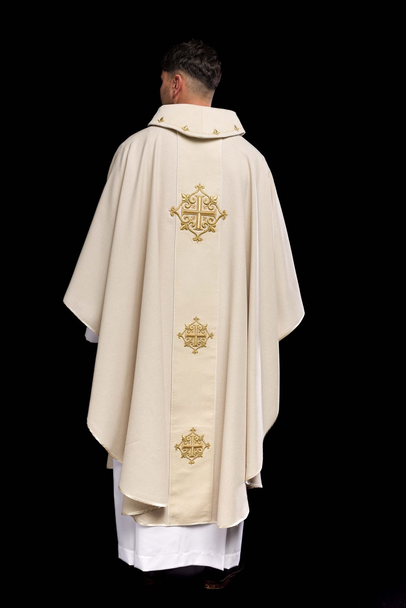 Casulla marfil con galón terciopelo ricamente bordado Cruces