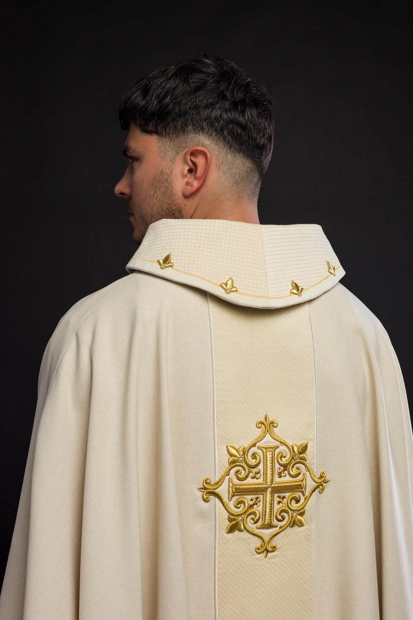 Casulla marfil con galón terciopelo ricamente bordado Cruces
