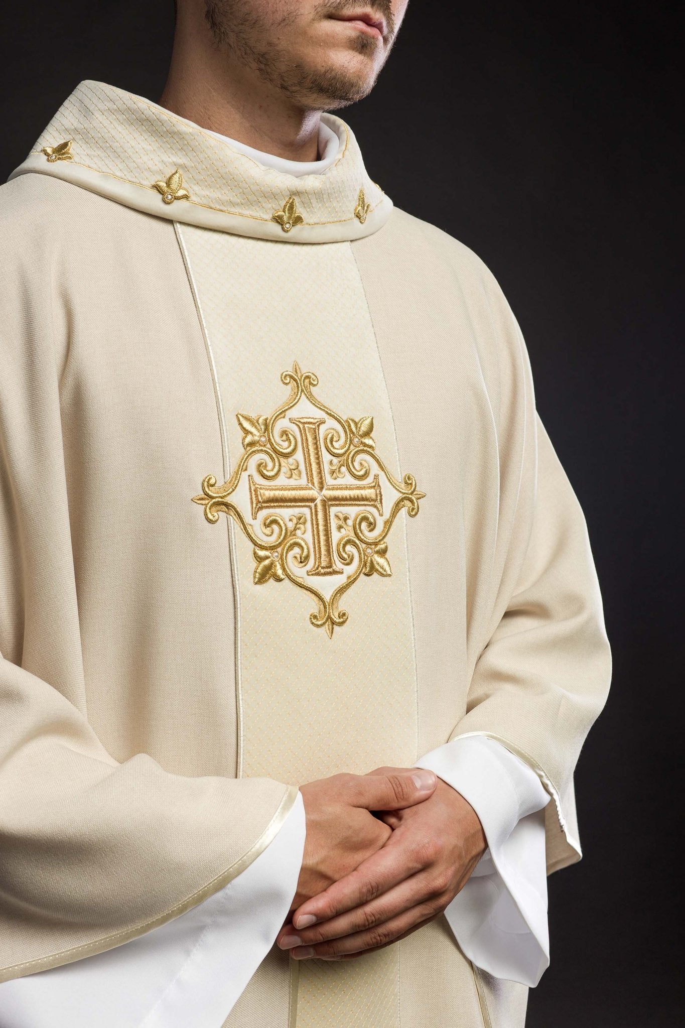 Casulla marfil con galón terciopelo ricamente bordado Cruz