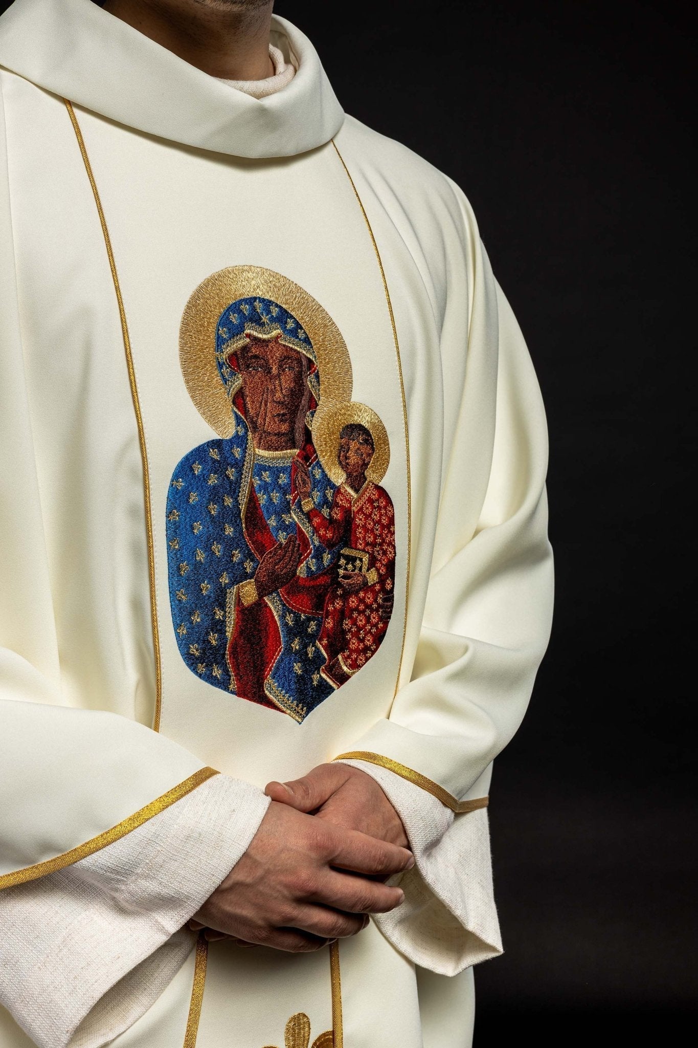 Casulla marfil de Nuestra Señora de Czestochowa