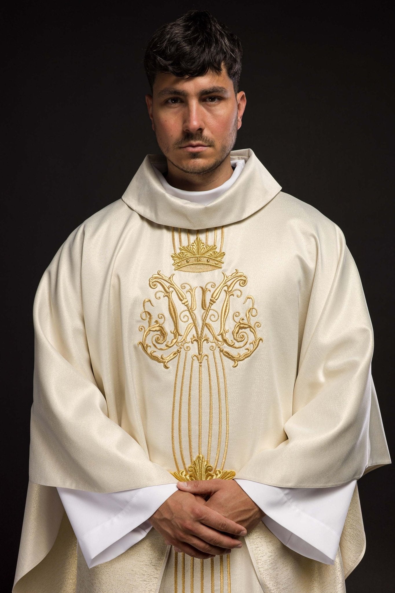 Casulla marfil Mariana ricamente bordada con piedras; tela brillante