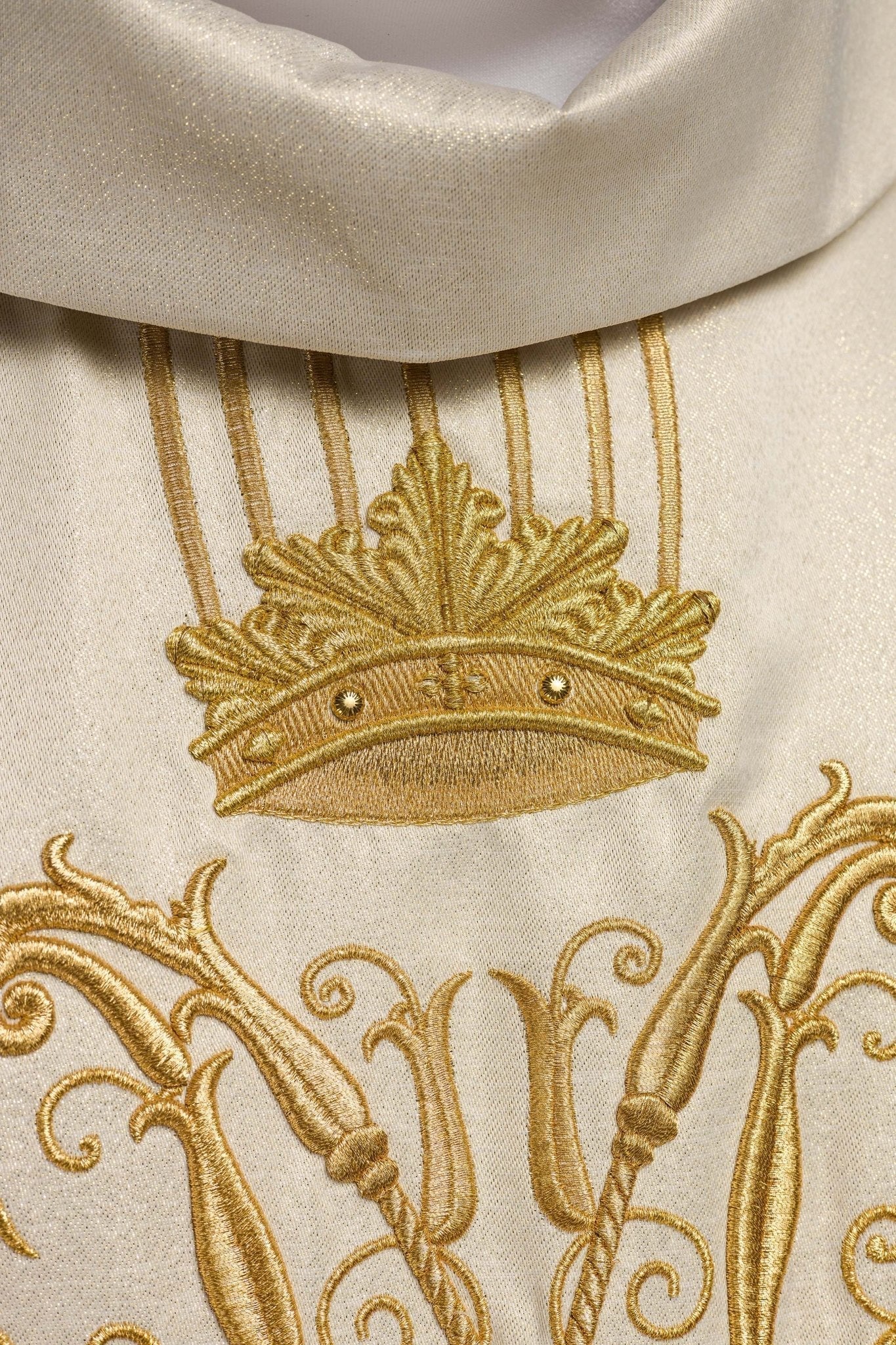 Casulla marfil Mariana ricamente bordada con piedras; tela brillante