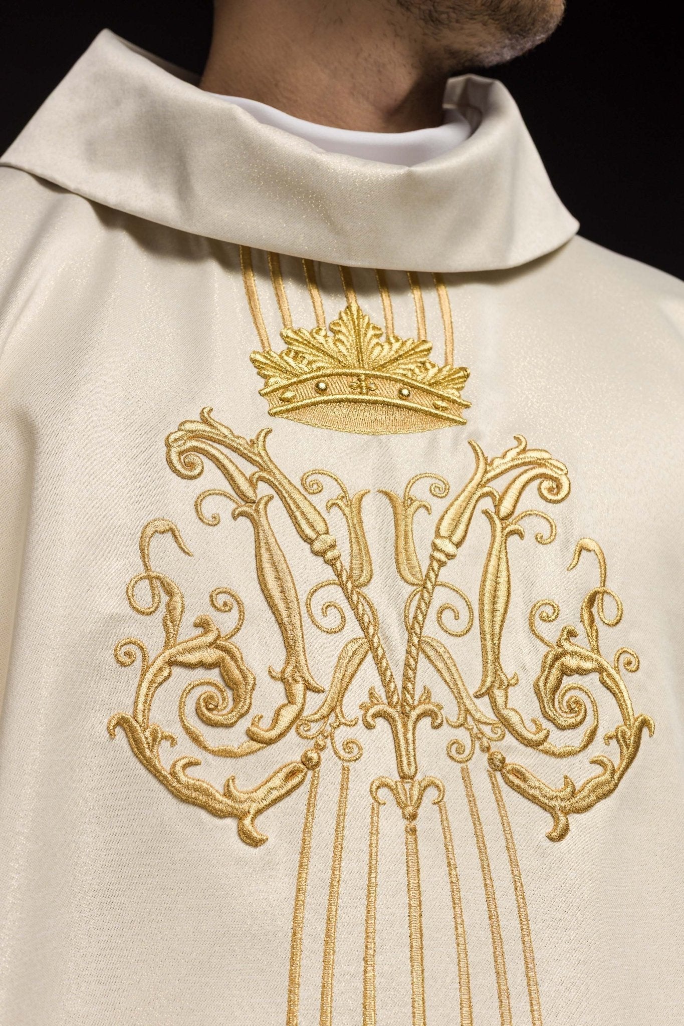 Casulla marfil Mariana ricamente bordada con piedras; tela brillante