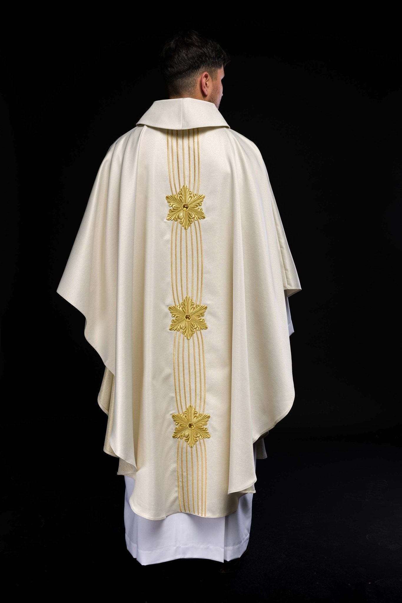 Casulla marfil Mariana ricamente bordada con piedras; tela brillante