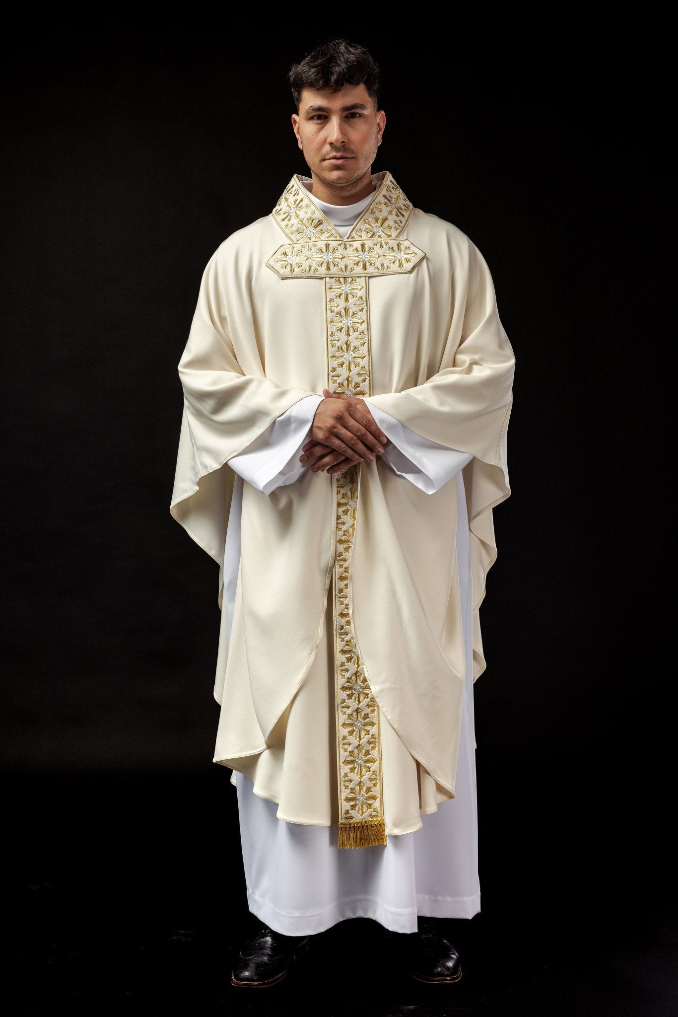 Casulla marfil ricamente bordada