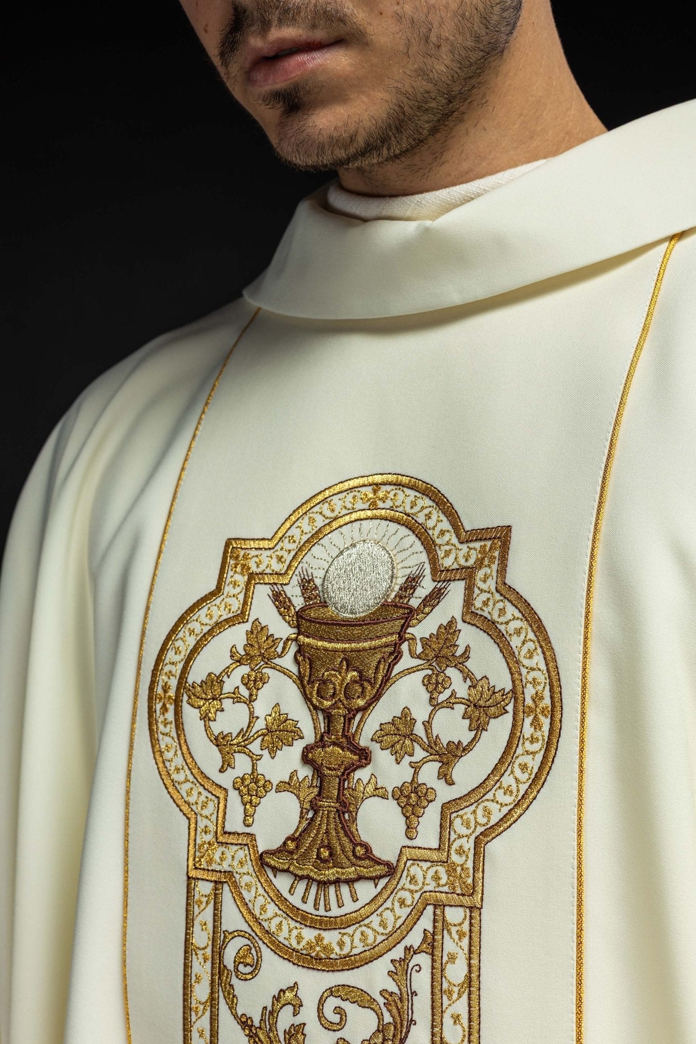 Casulla marfil ricamente bordada con Cáliz eucarístico
