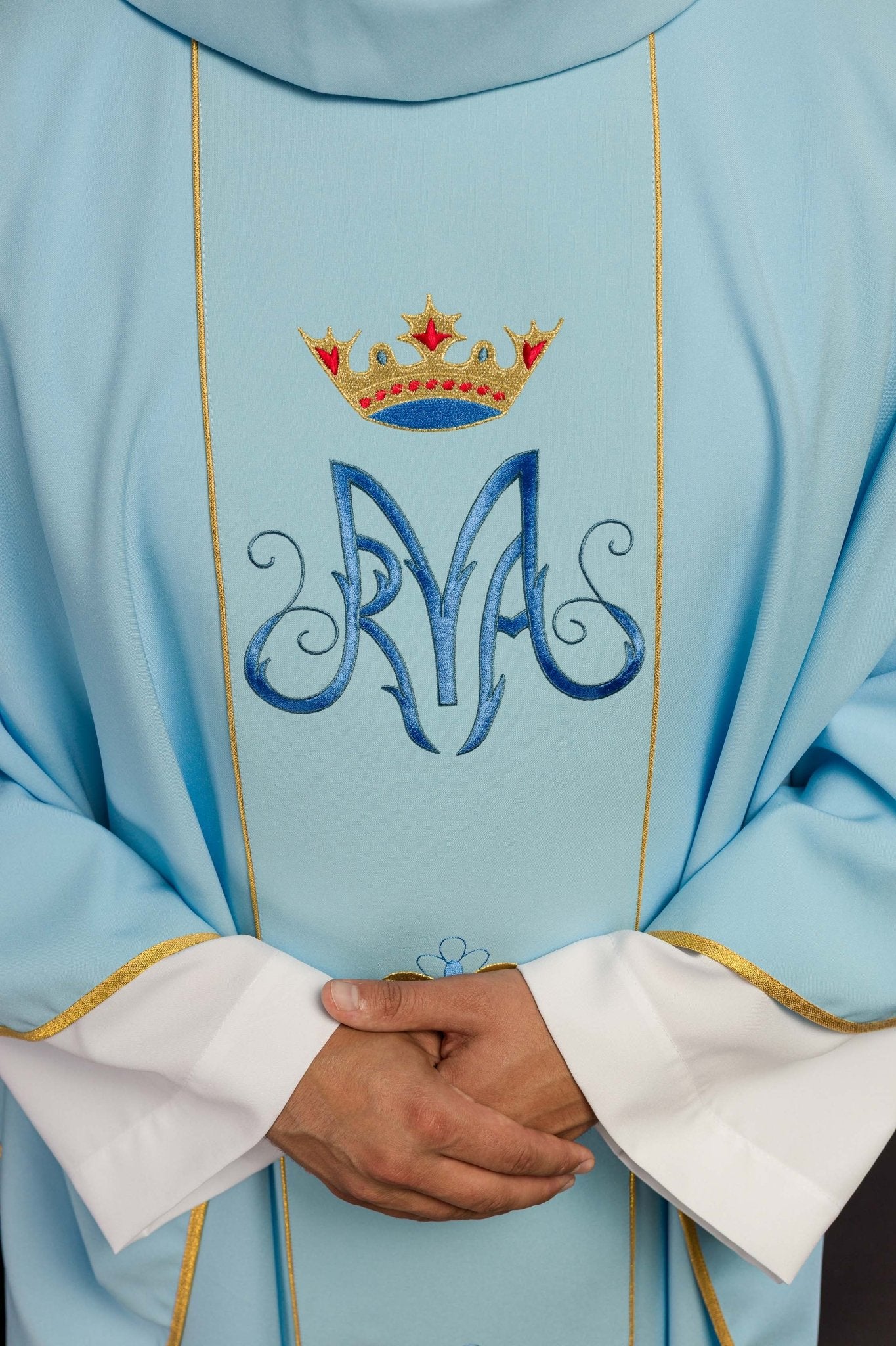Casulla Mariana azul con bordado
