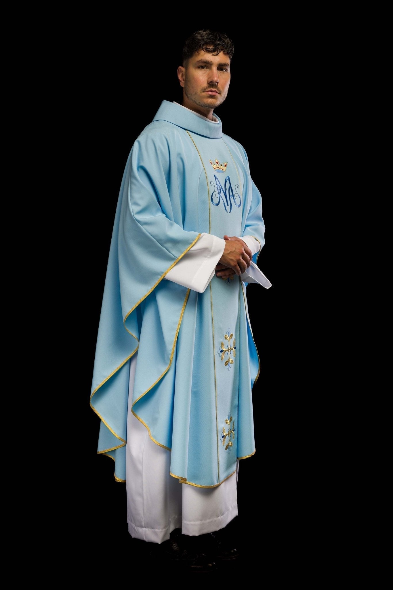 Casulla Mariana azul con bordado
