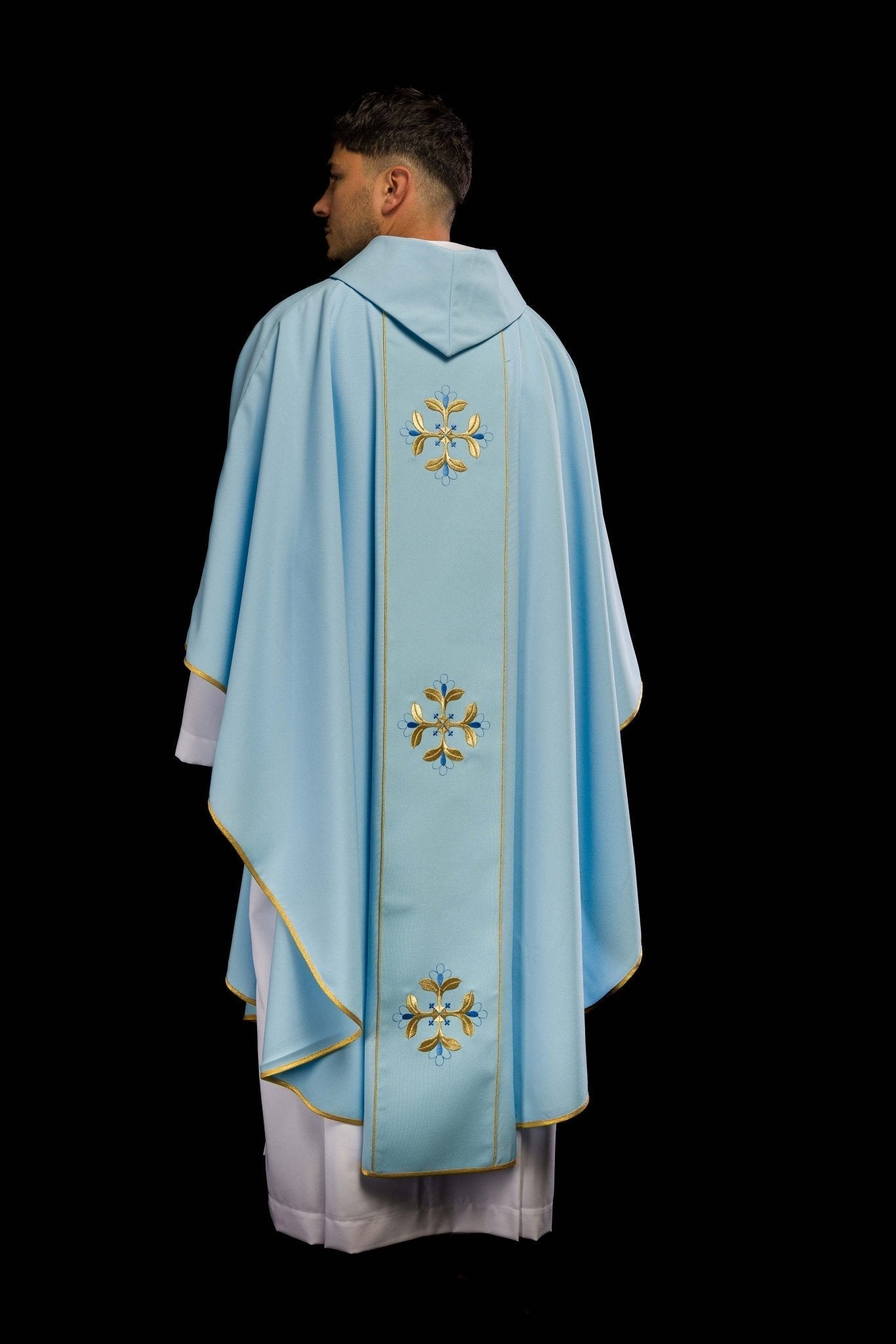 Casulla Mariana azul con bordado