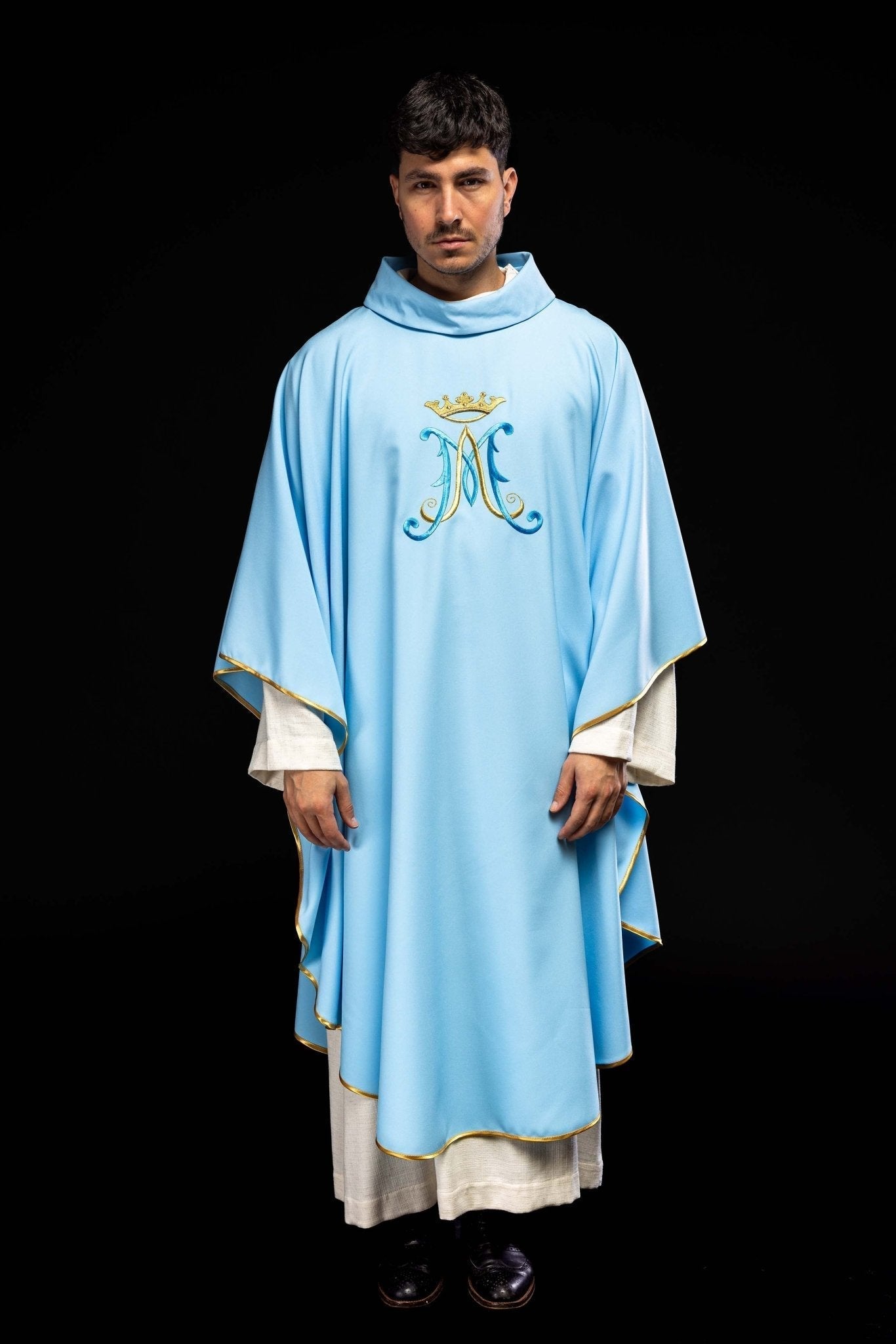 Casulla Mariana azul con bordado