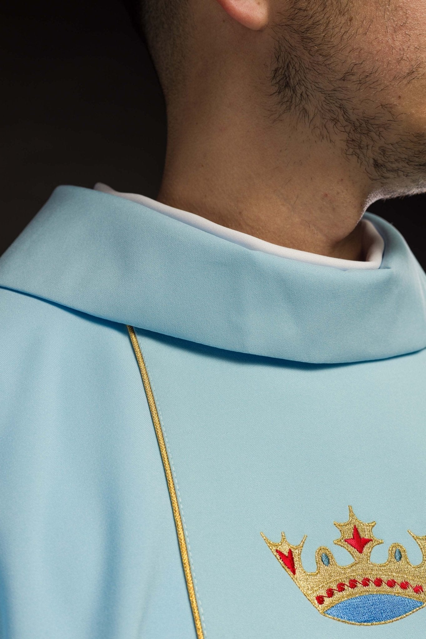 Casulla Mariana azul con bordado