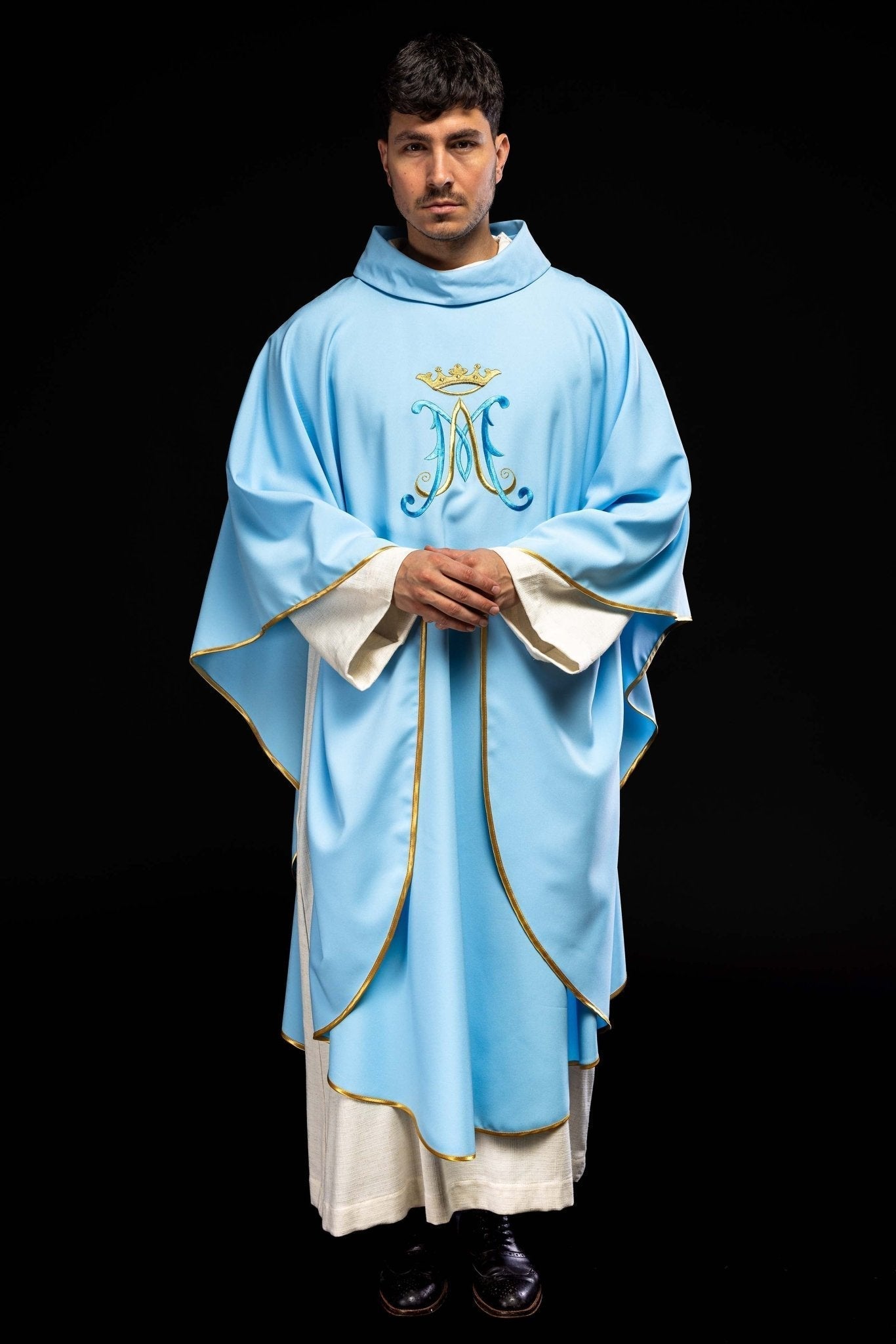Casulla Mariana azul con bordado
