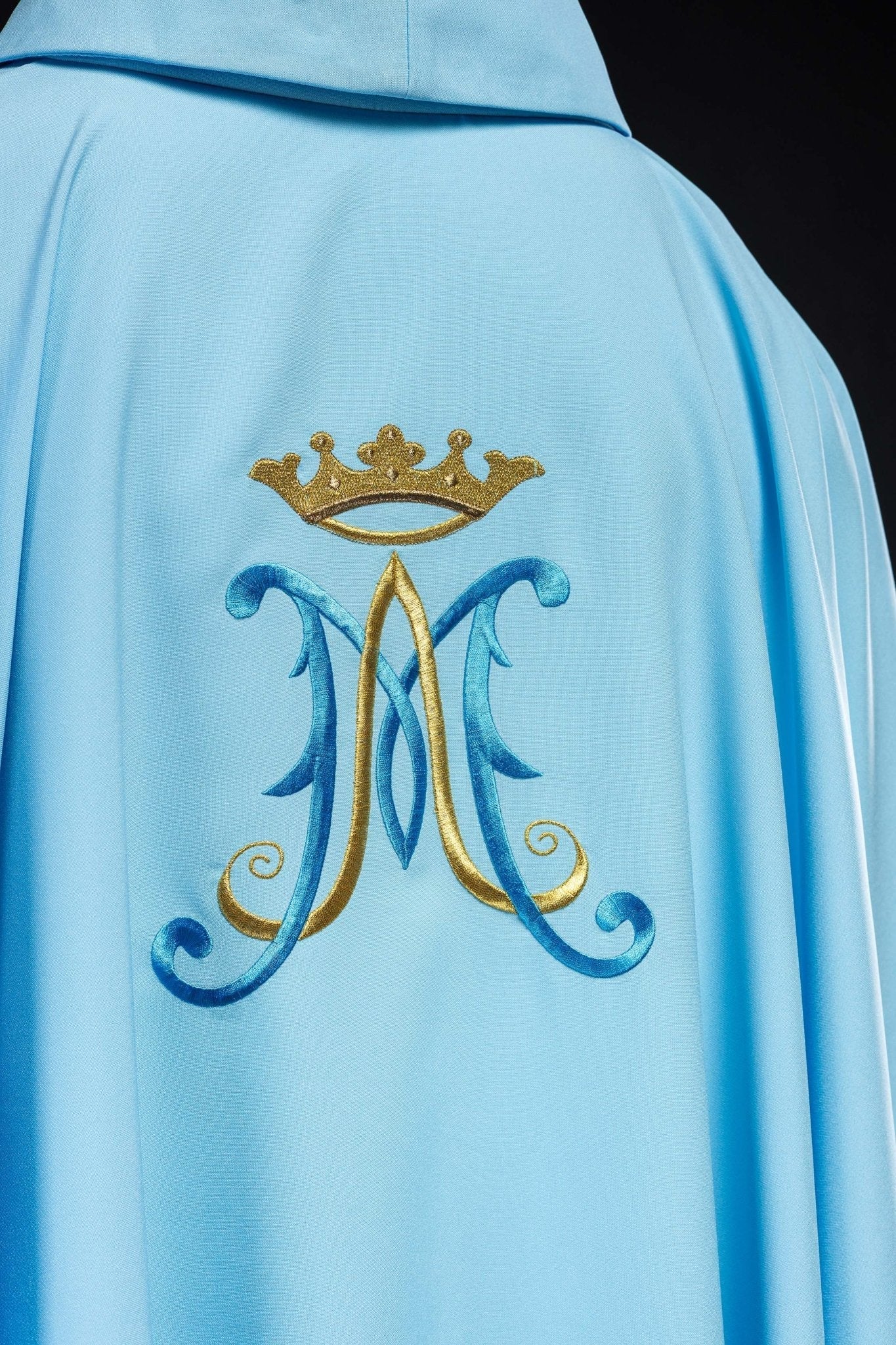 Casulla Mariana azul con bordado