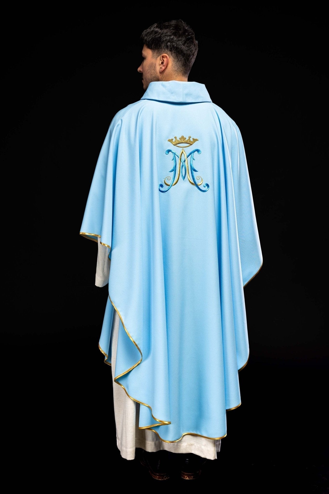 Casulla Mariana azul con bordado