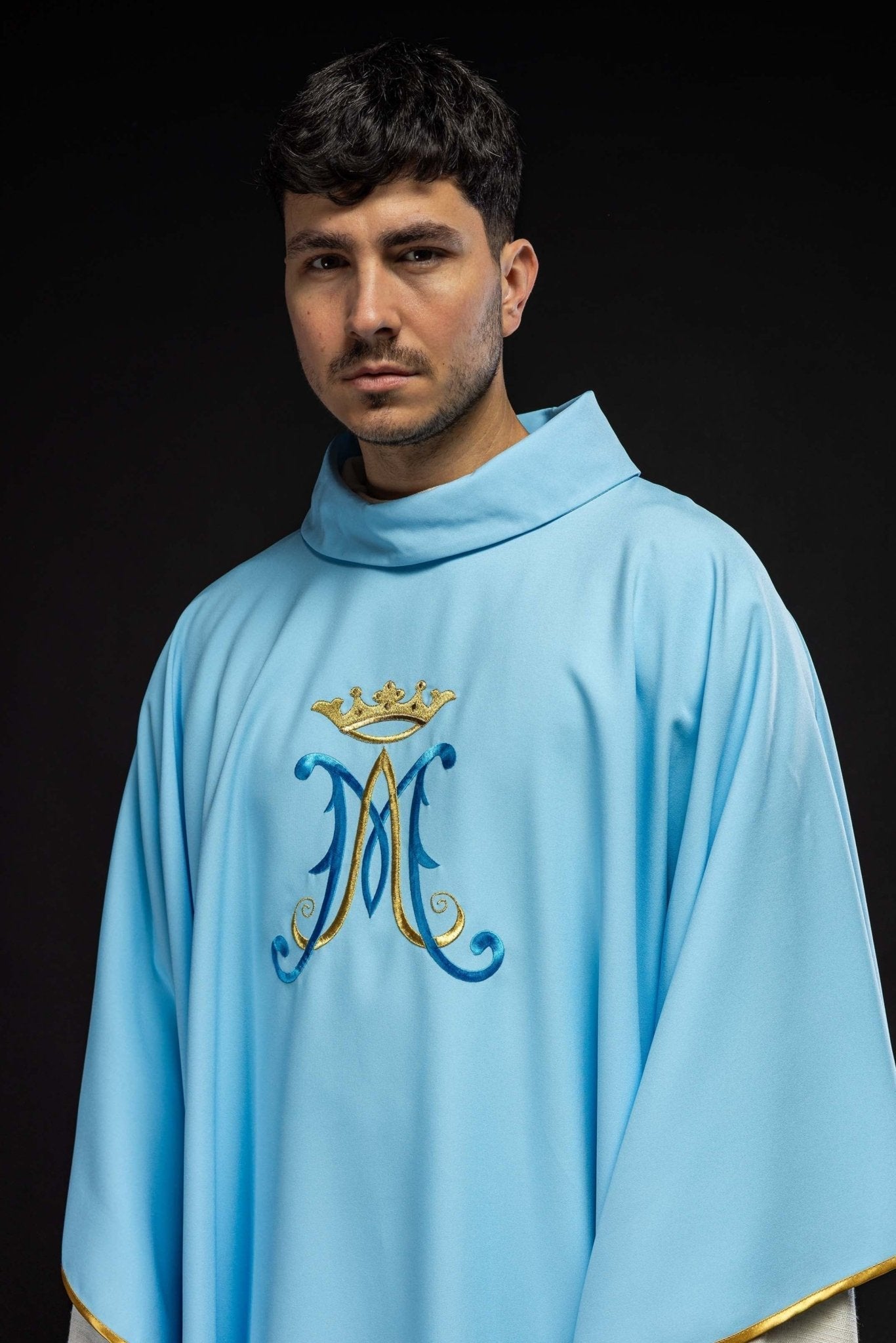 Casulla Mariana azul con bordado