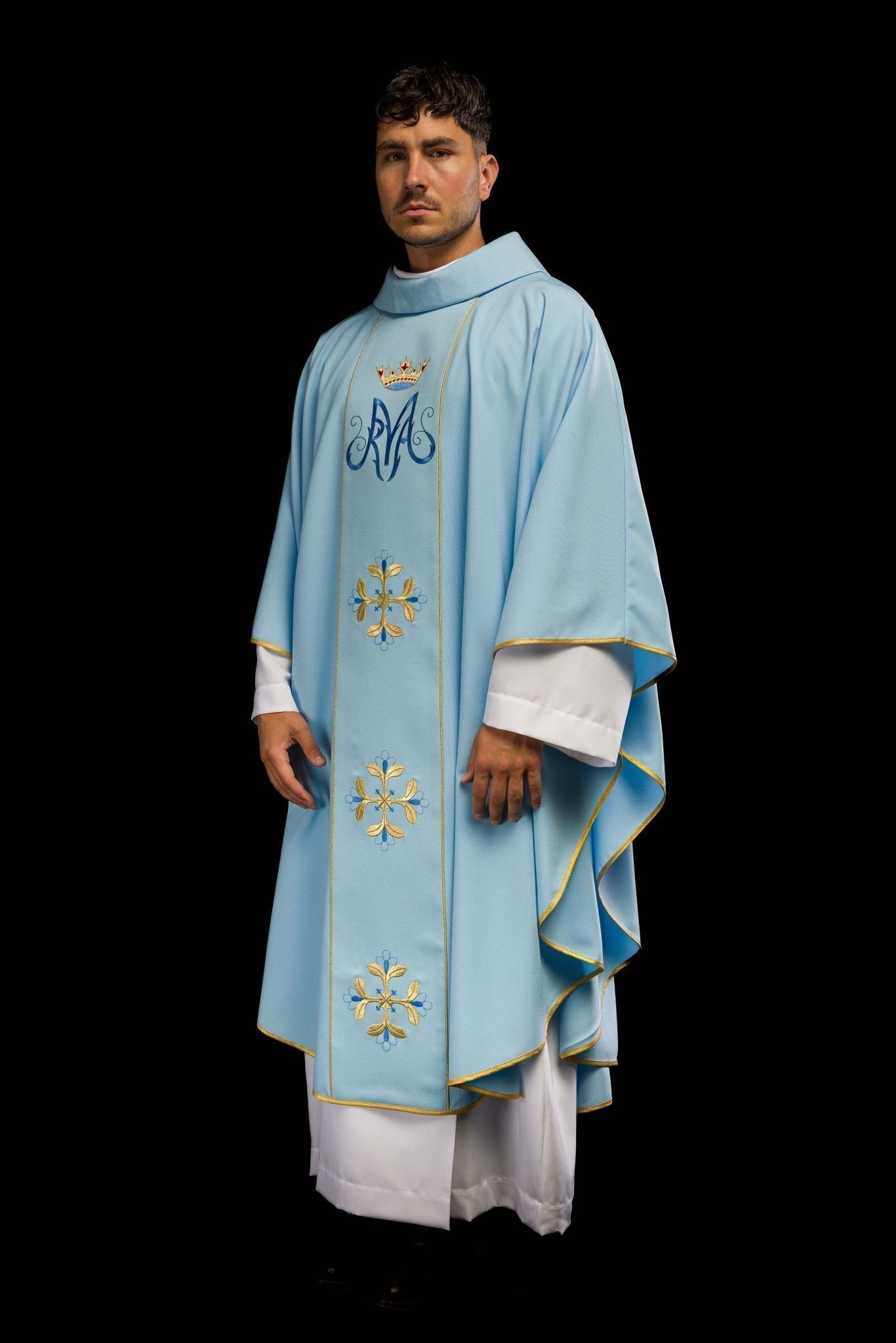 Casulla Mariana azul con bordado