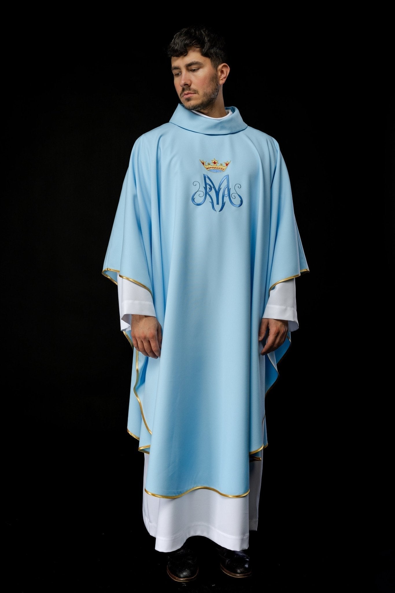 Casulla Mariana azul con bordado