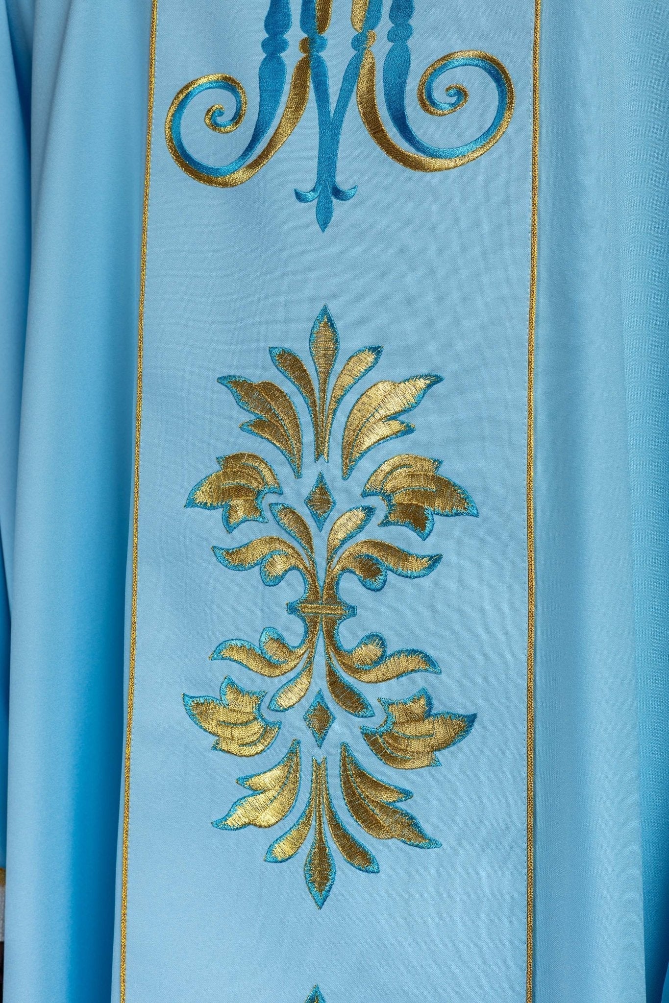 Casulla Mariana azul Con ornamentos bordados y Corona