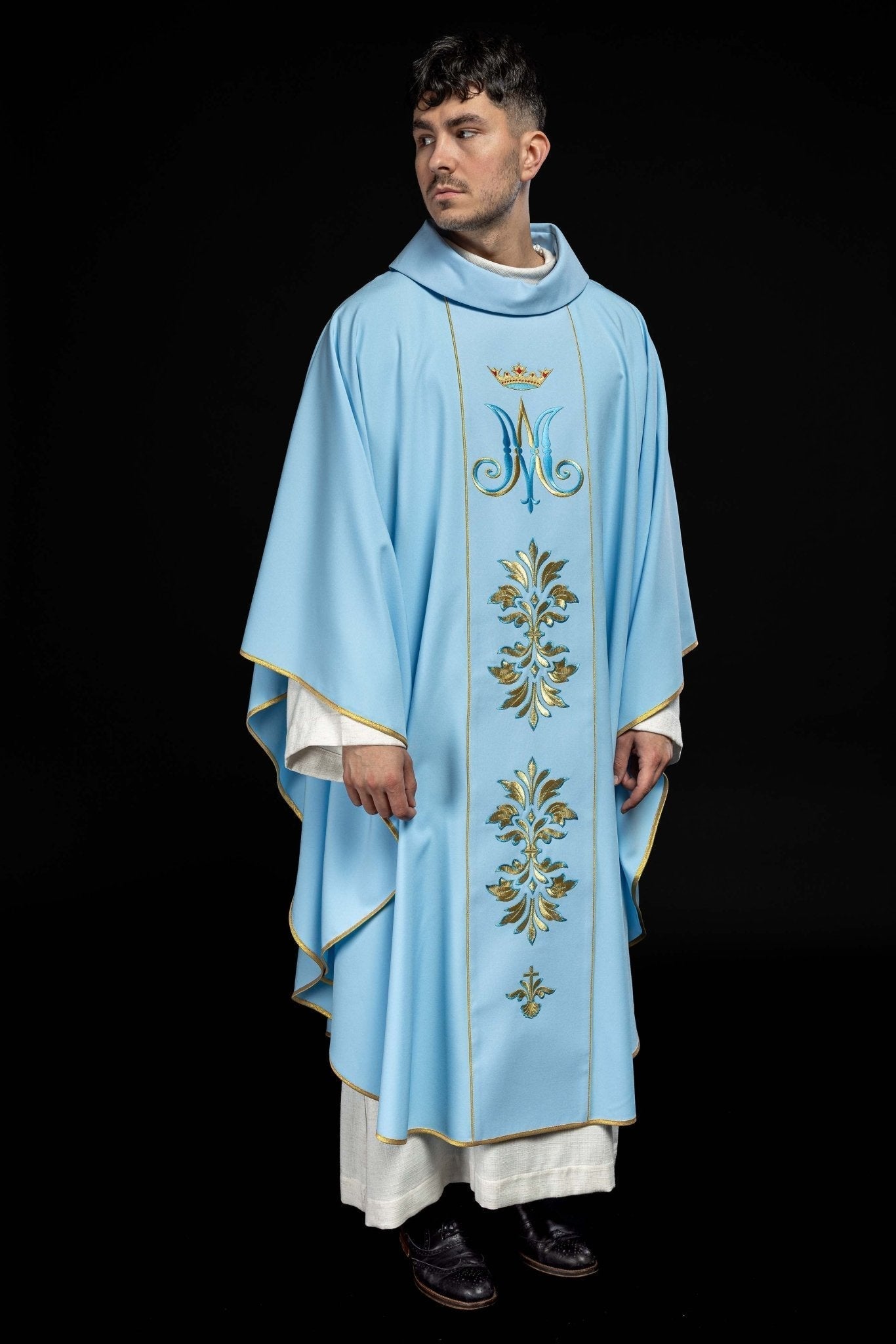 Casulla Mariana azul Con ornamentos bordados y Corona