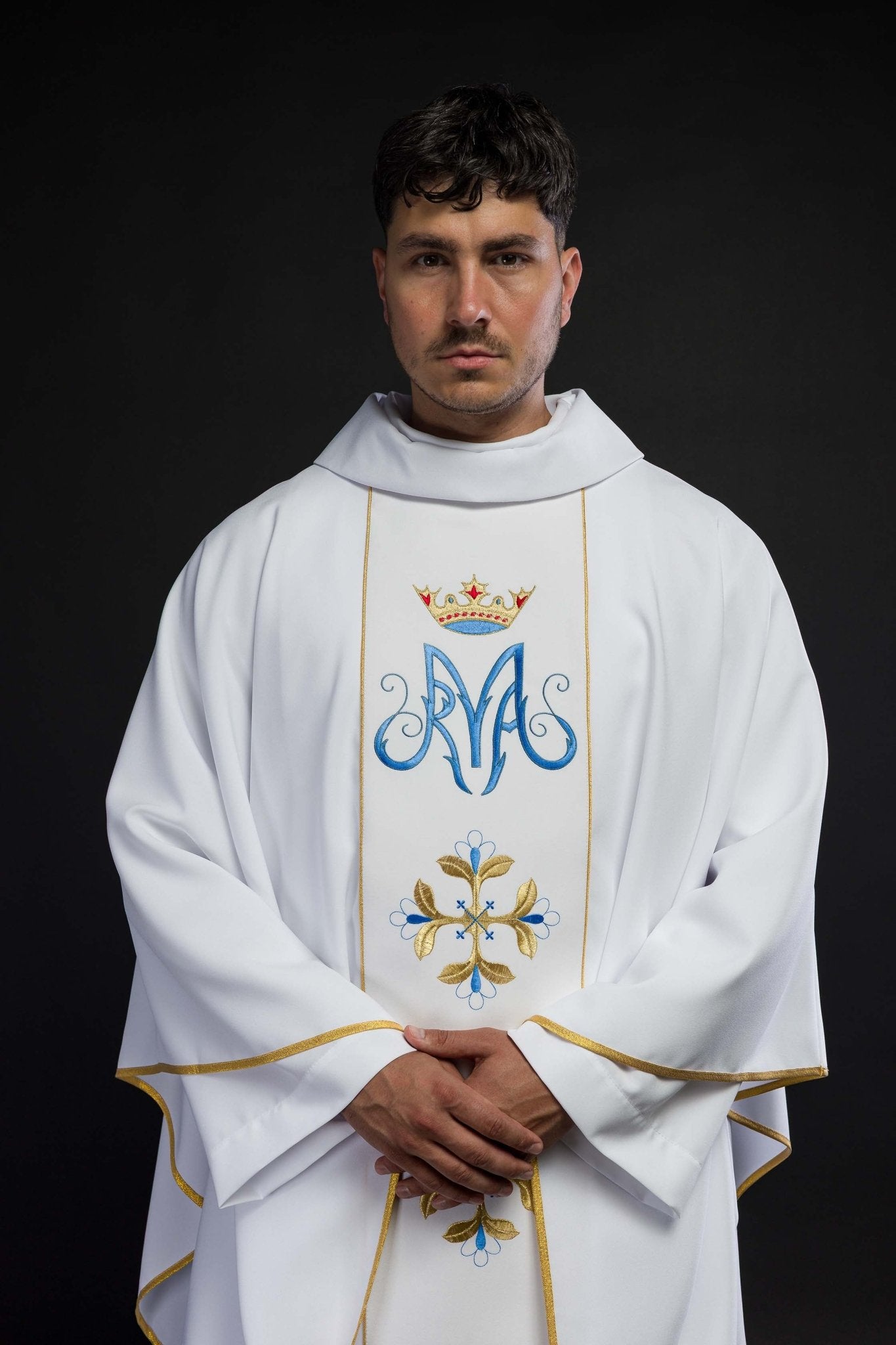 Casulla Mariana blanca con bordado