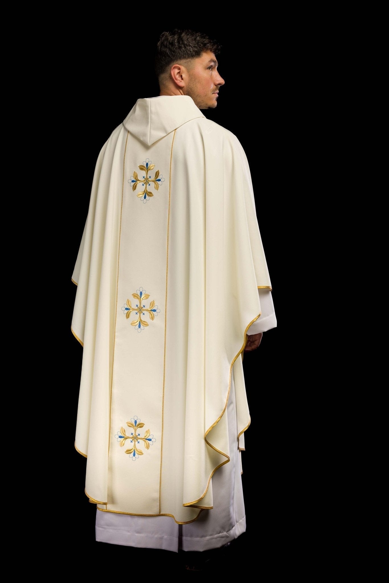Casulla Mariana marfil con bordado