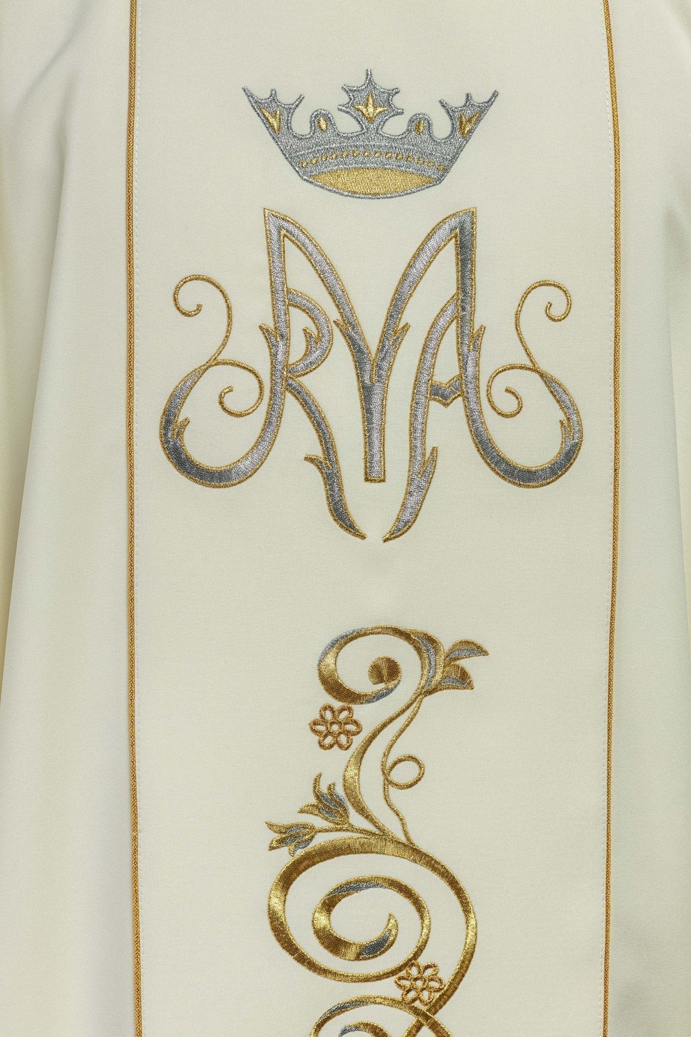 Casulla Mariana marfil con ornamentos bordados