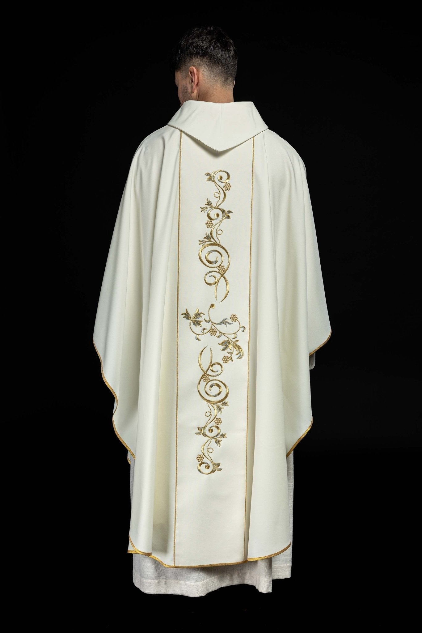 Casulla Mariana marfil con ornamentos bordados
