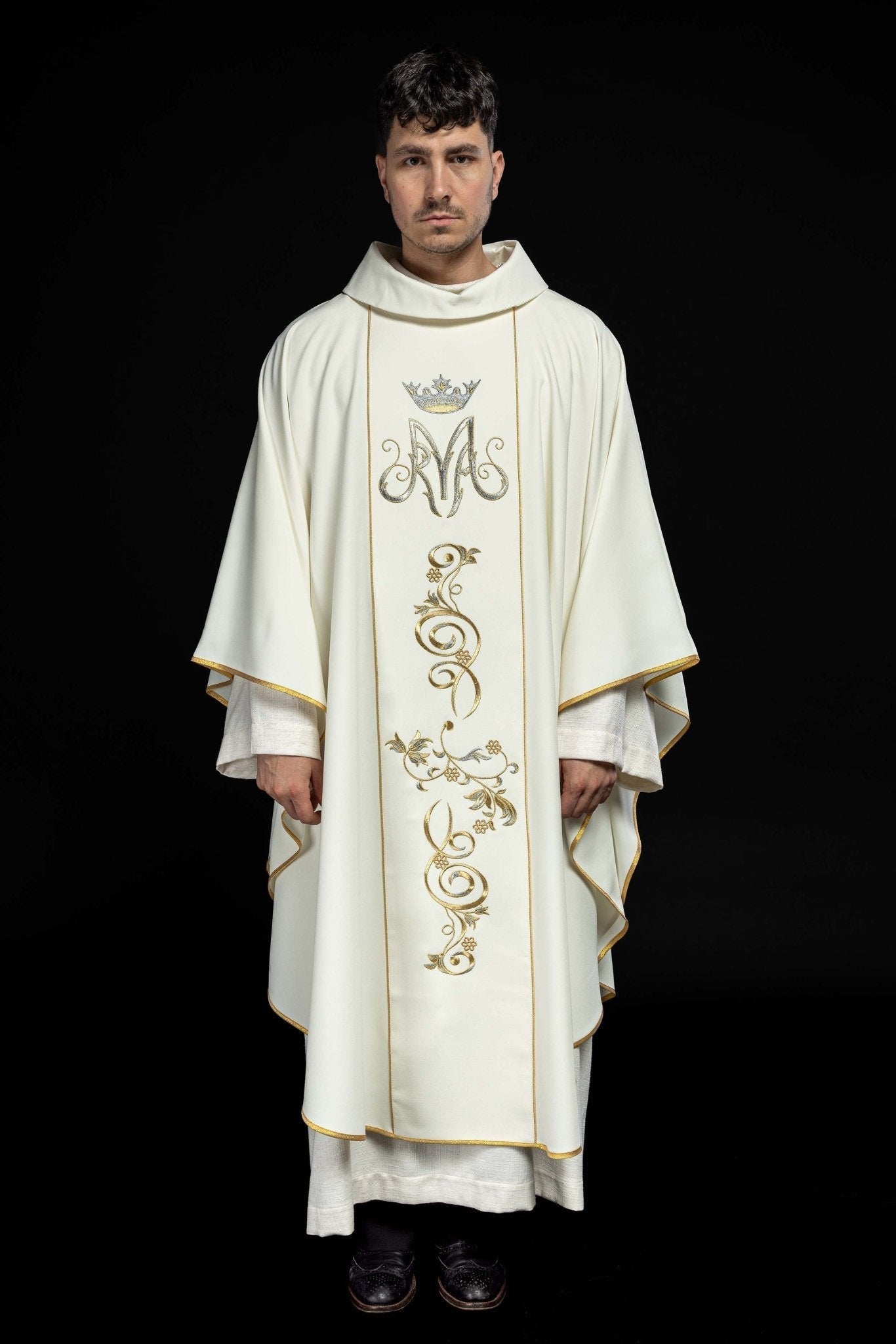 Casulla Mariana marfil con ornamentos bordados