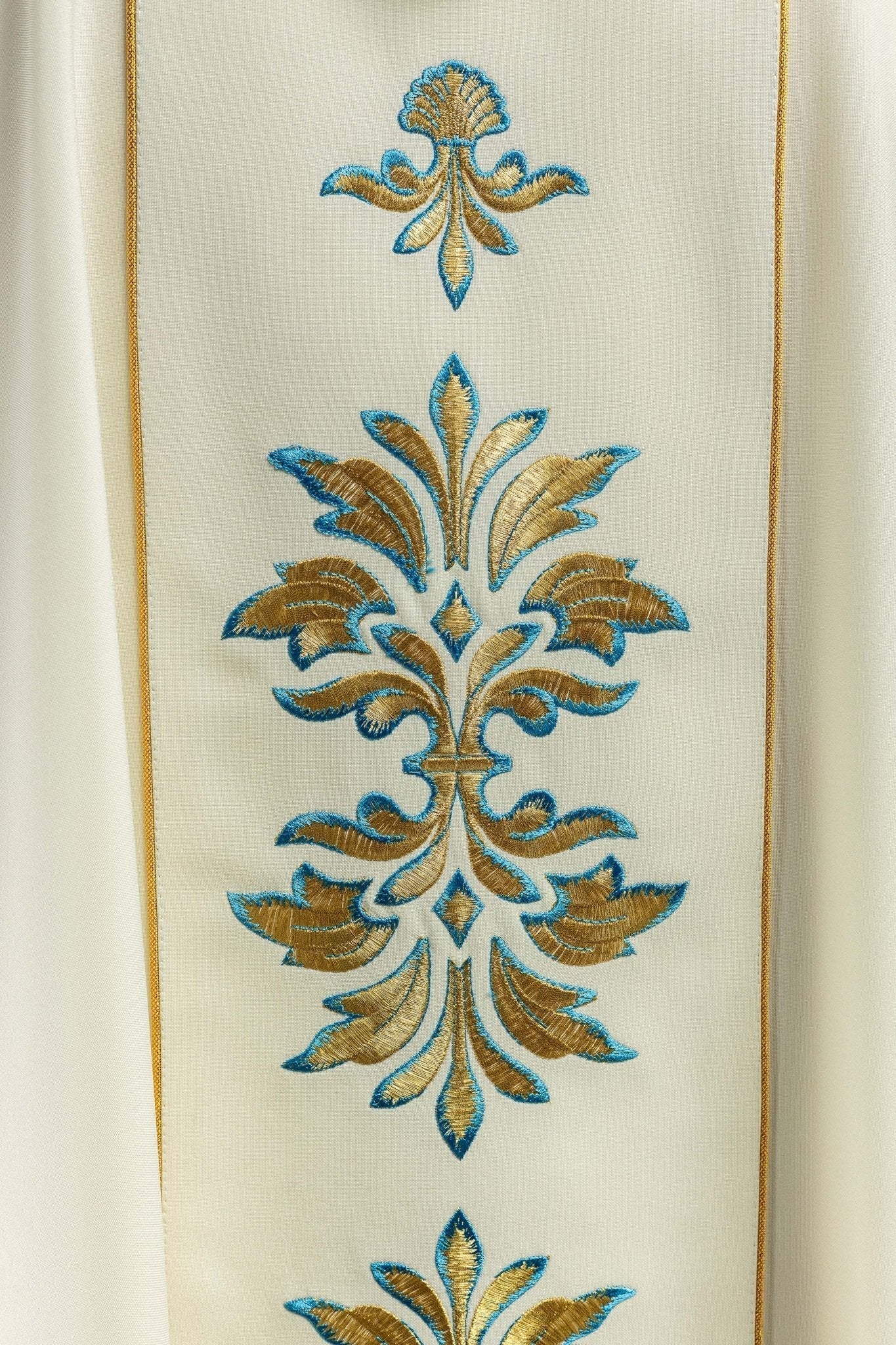 Casulla Mariana marfil Con ornamentos bordados y Corona