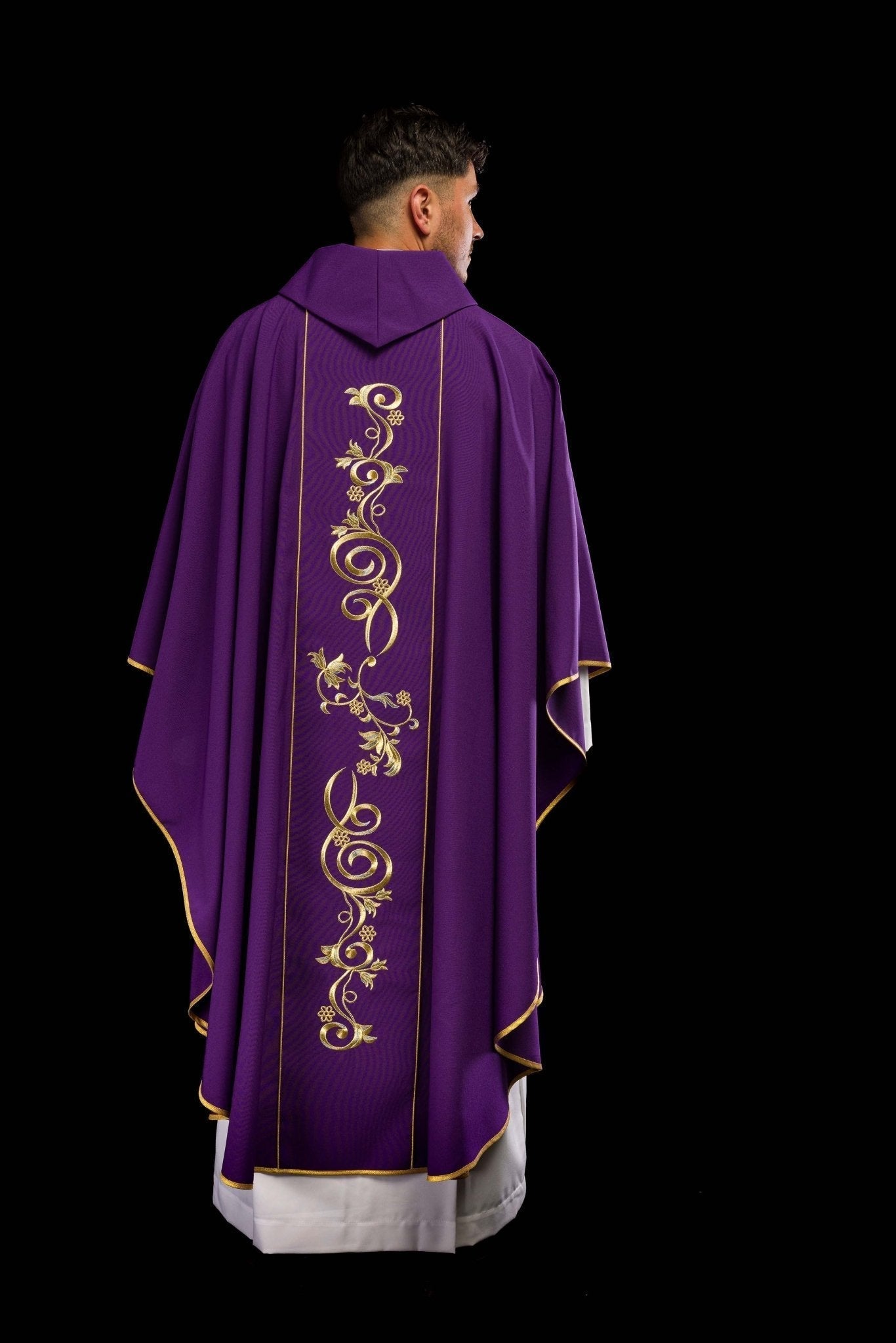 Casulla morada con bordado dorado IHS y adorno floral