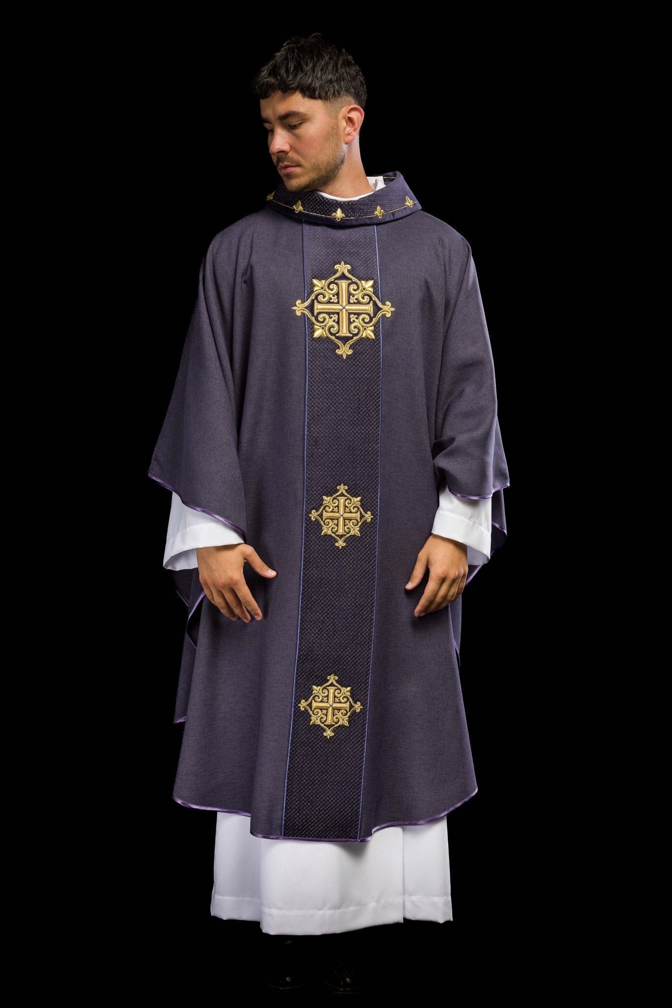 Casulla morada con galón terciopelo ricamente bordado Cruces