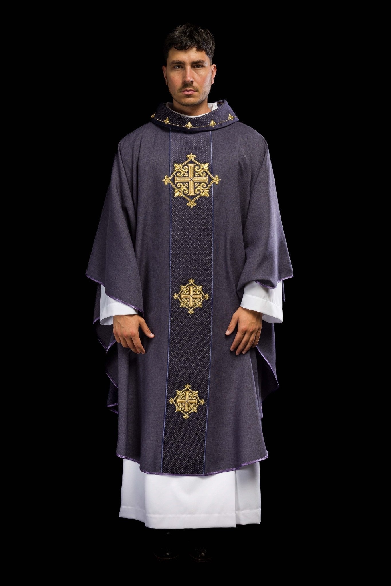 Casulla morada con galón terciopelo ricamente bordado Cruces