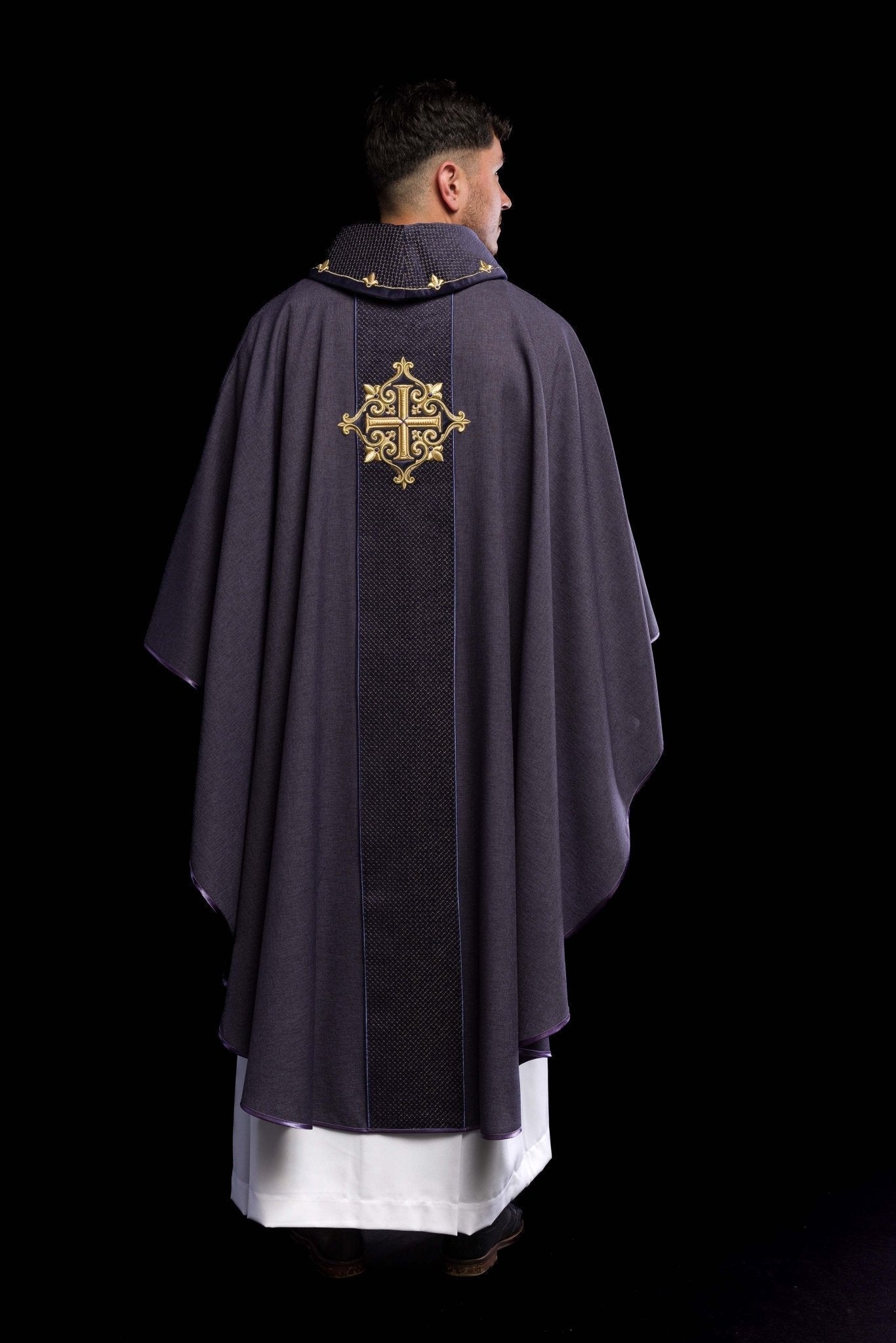 Casulla morada con galón terciopelo ricamente bordado Cruz
