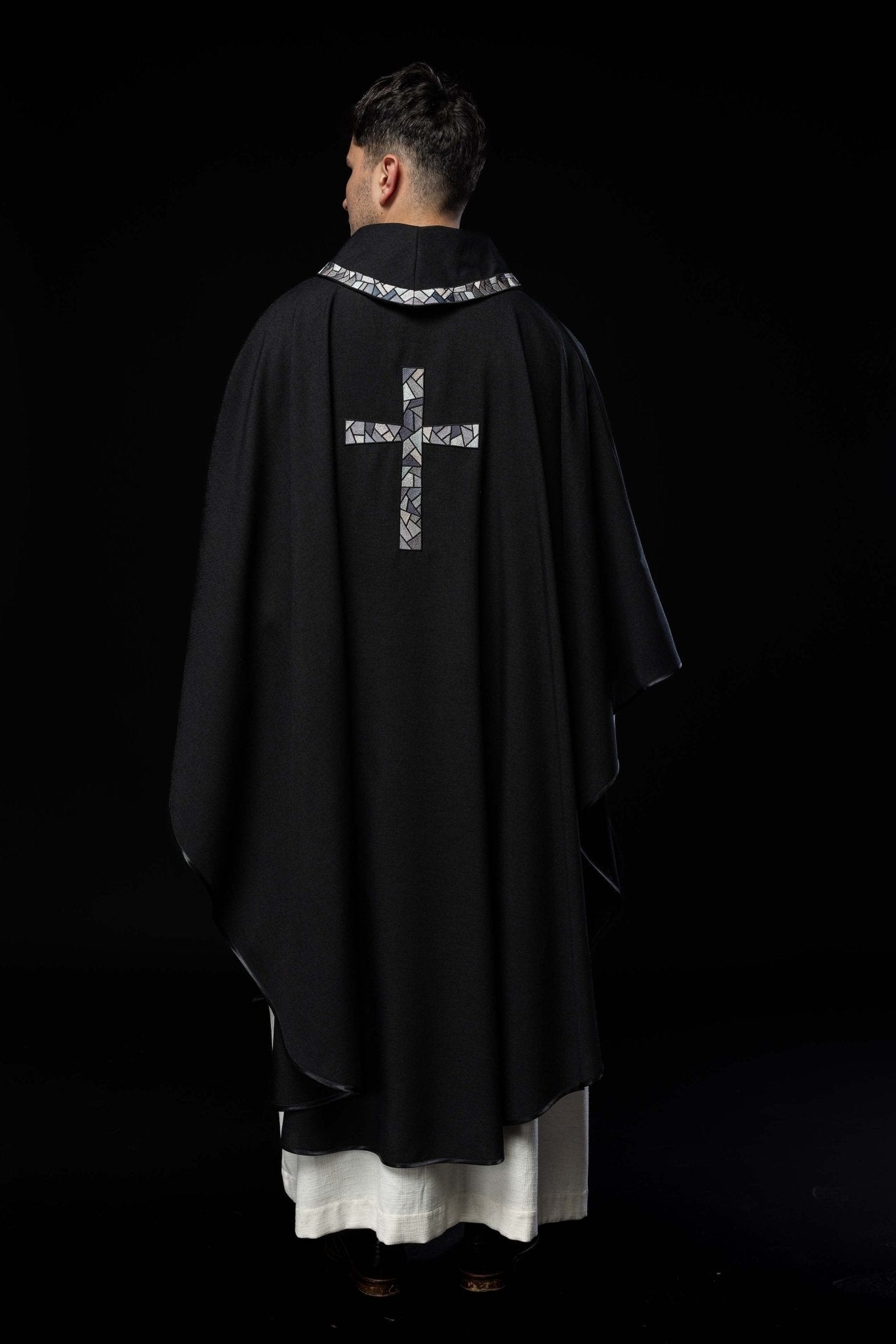 Casulla negra con bordado Cruz