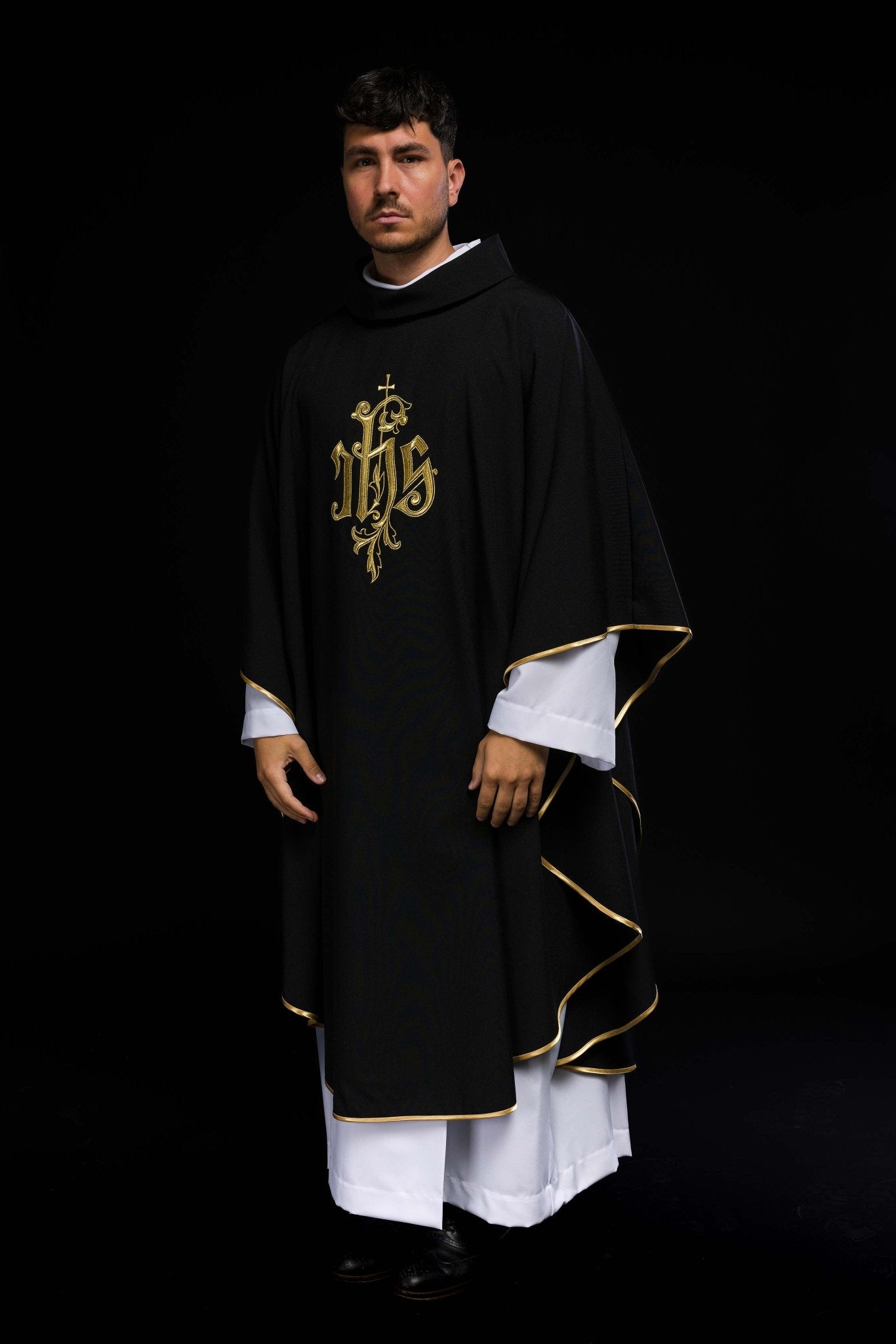 Casulla negra con bordado dorado IHS