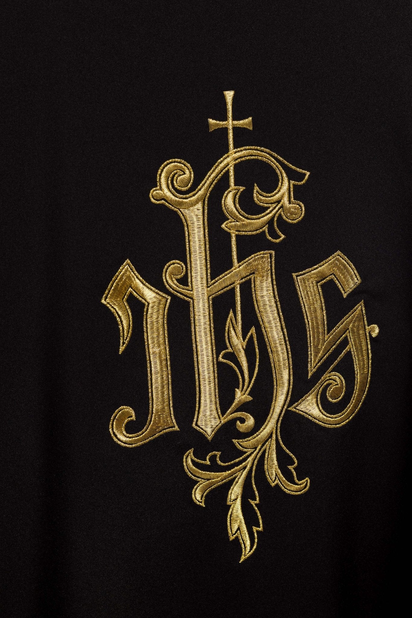 Casulla negra con bordado dorado IHS