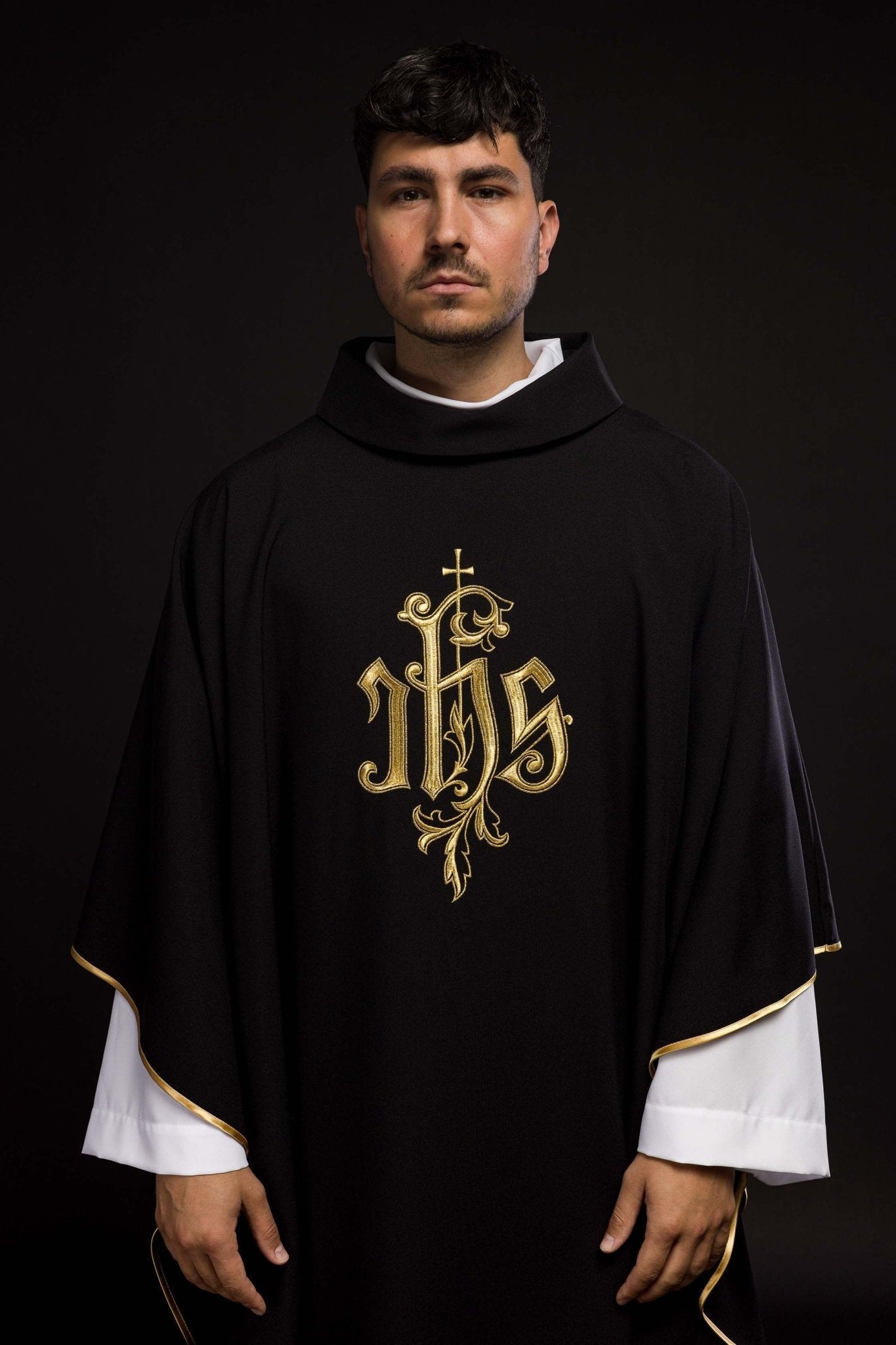 Casulla negra con bordado dorado IHS