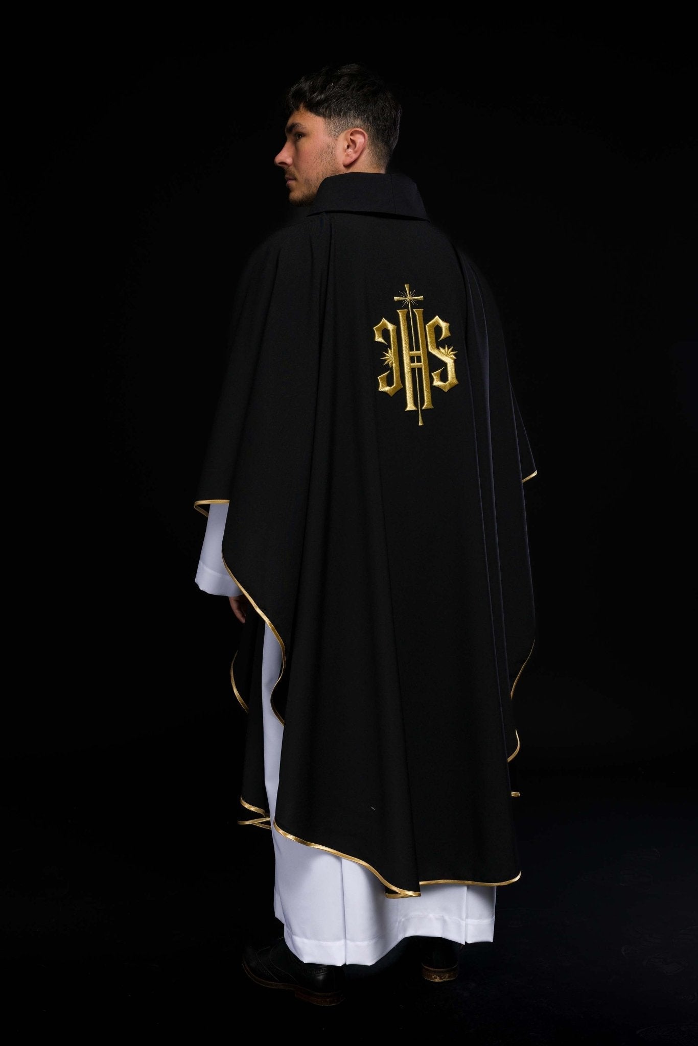 Casulla negra con bordado dorado IHS
