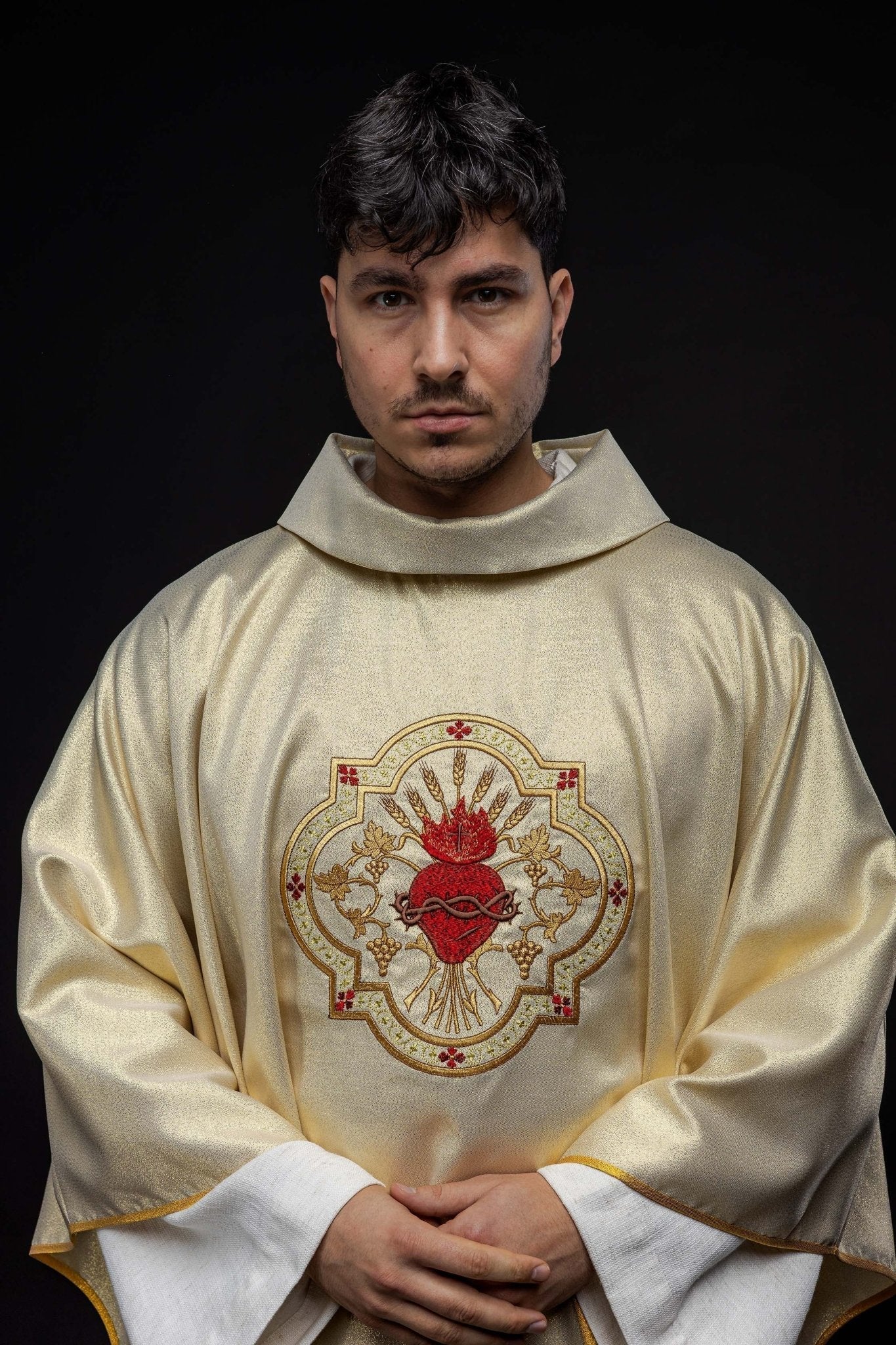 Casulla oro con bordado Corazón de Jesús y Cáliz
