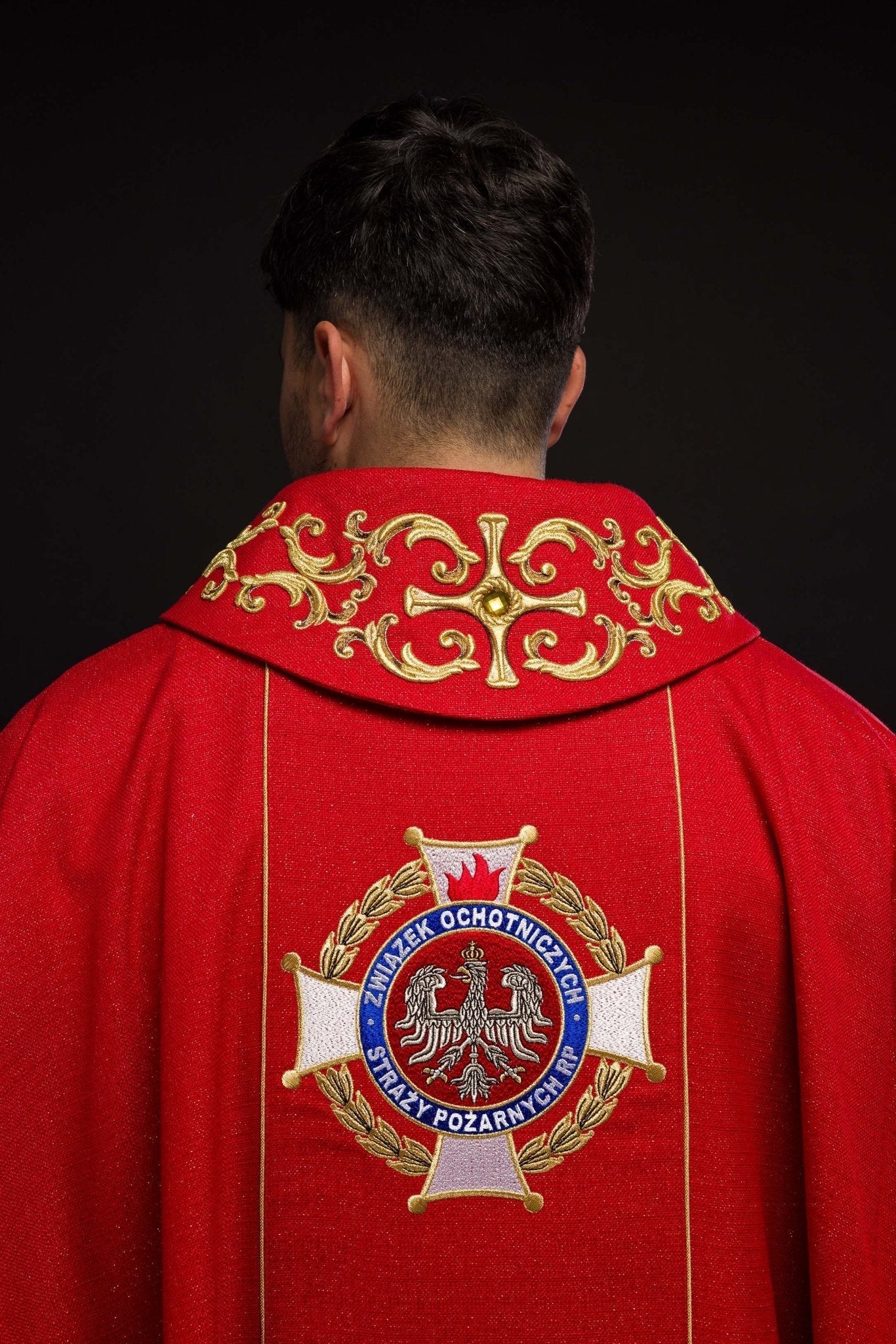 Casulla ricamente bordada con la imagen de San Floriano
