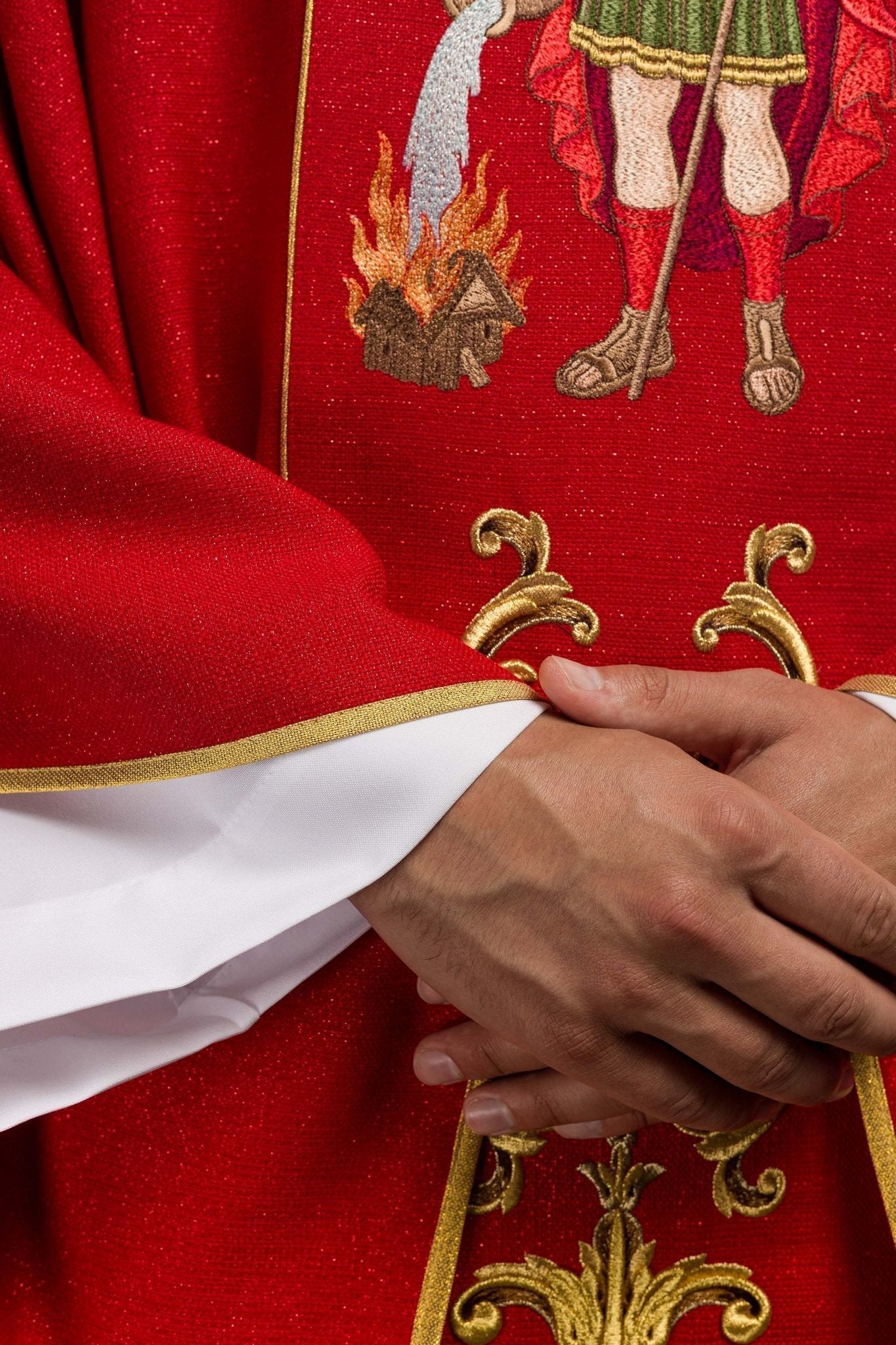 Casulla ricamente bordada con la imagen de San Floriano