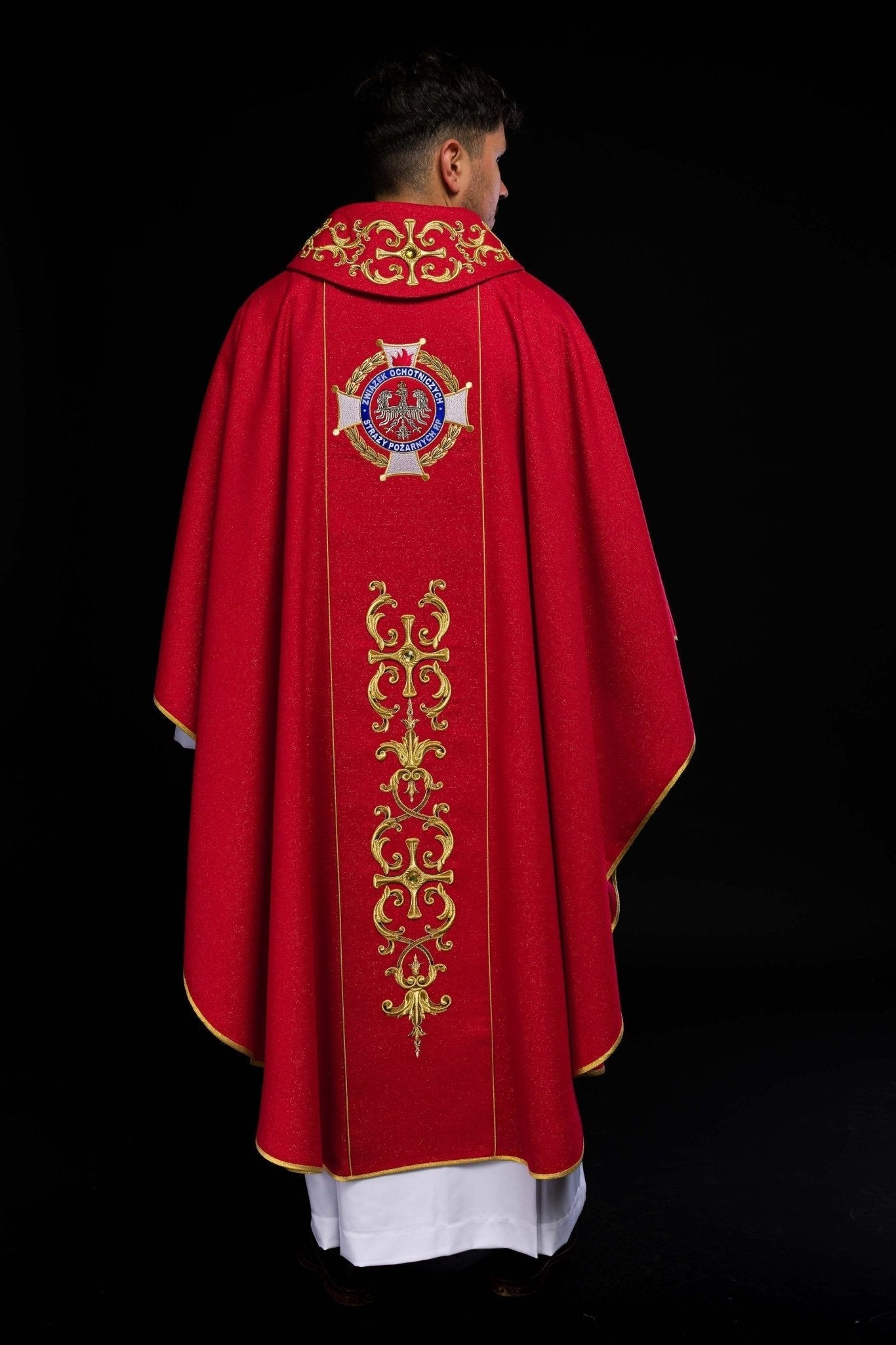 Casulla ricamente bordada con la imagen de San Floriano