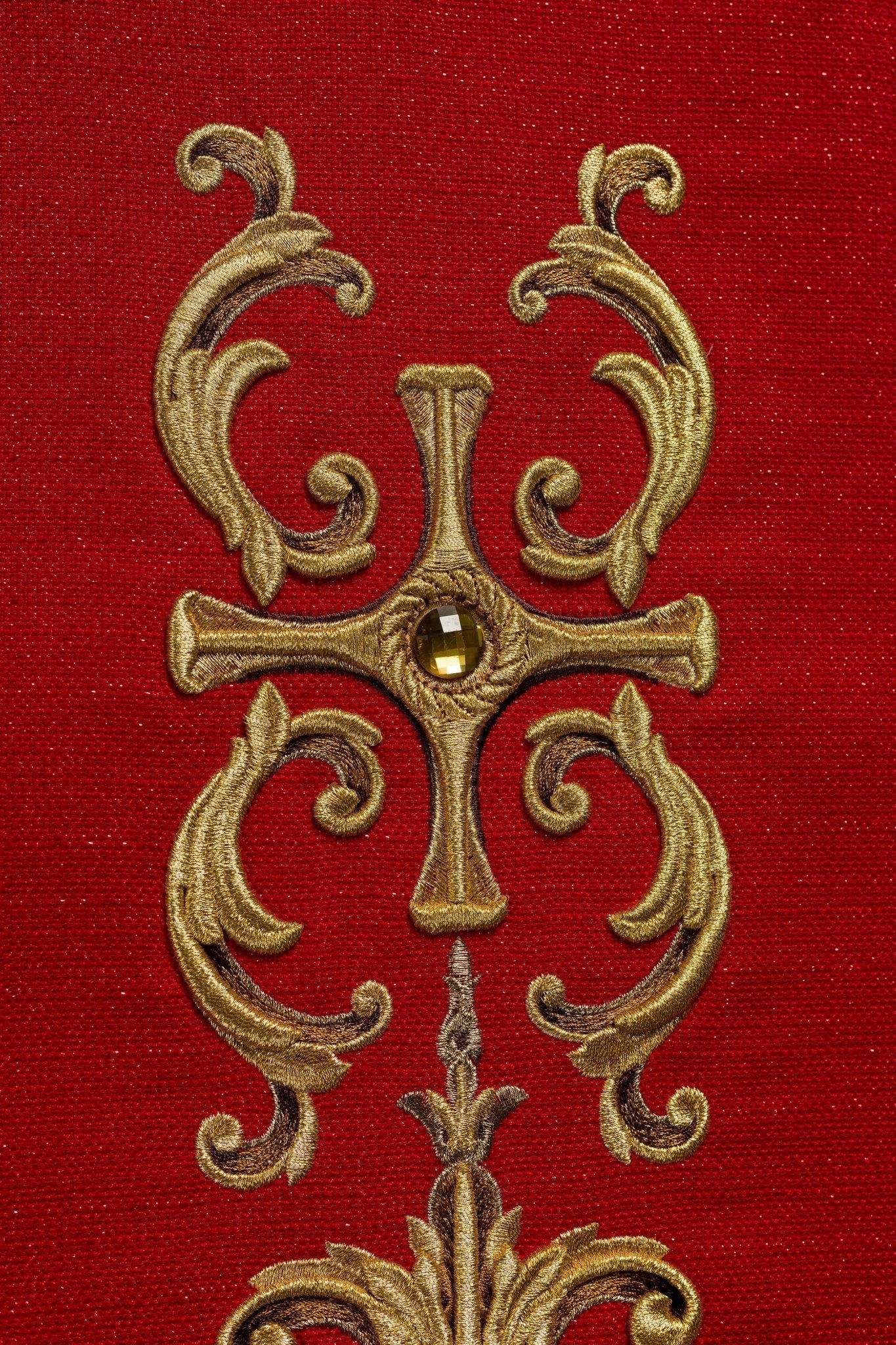 Casulla ricamente bordada con la imagen de San Floriano