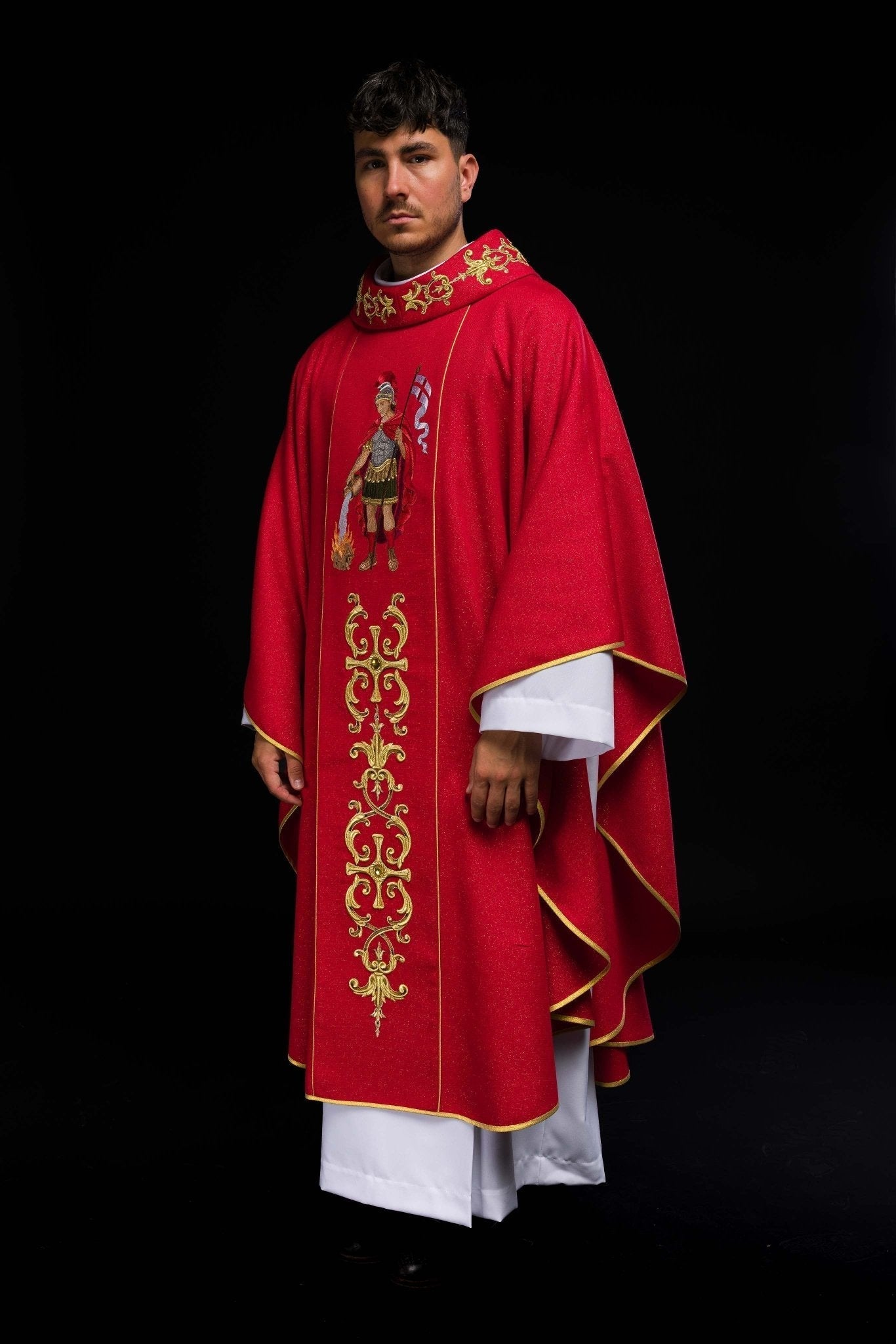 Casulla ricamente bordada con la imagen de San Floriano